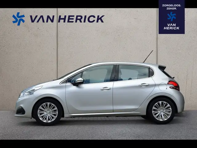 Peugeot 208 view 2
