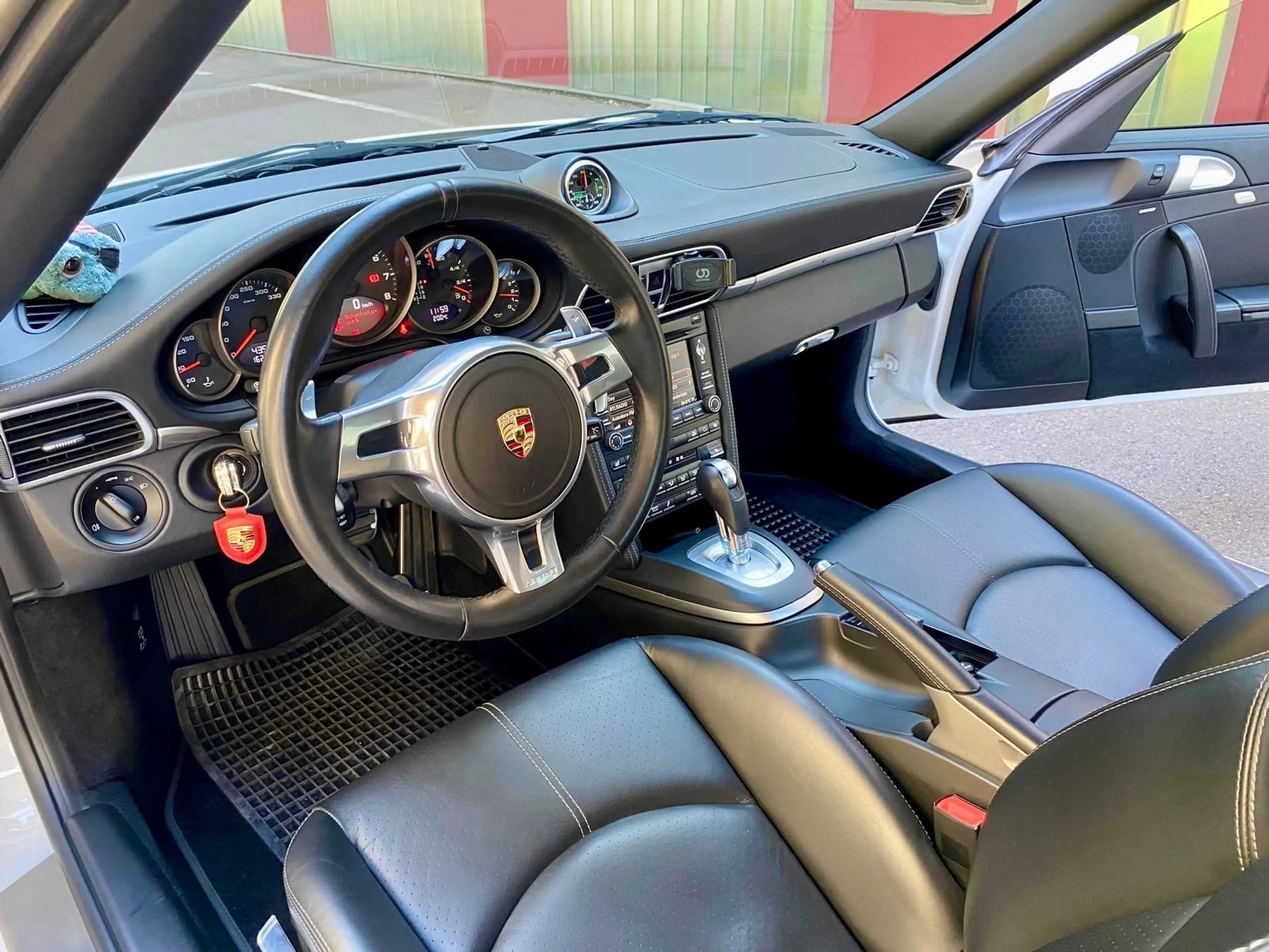 Porsche 997 Carrera 4 GTS Coupe — photo 12
