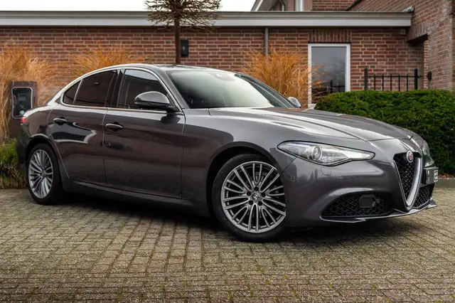 Alfa Romeo Giulia 2.0T Super 200 PK Aut. Xenon Leder Keyless PDC Cam