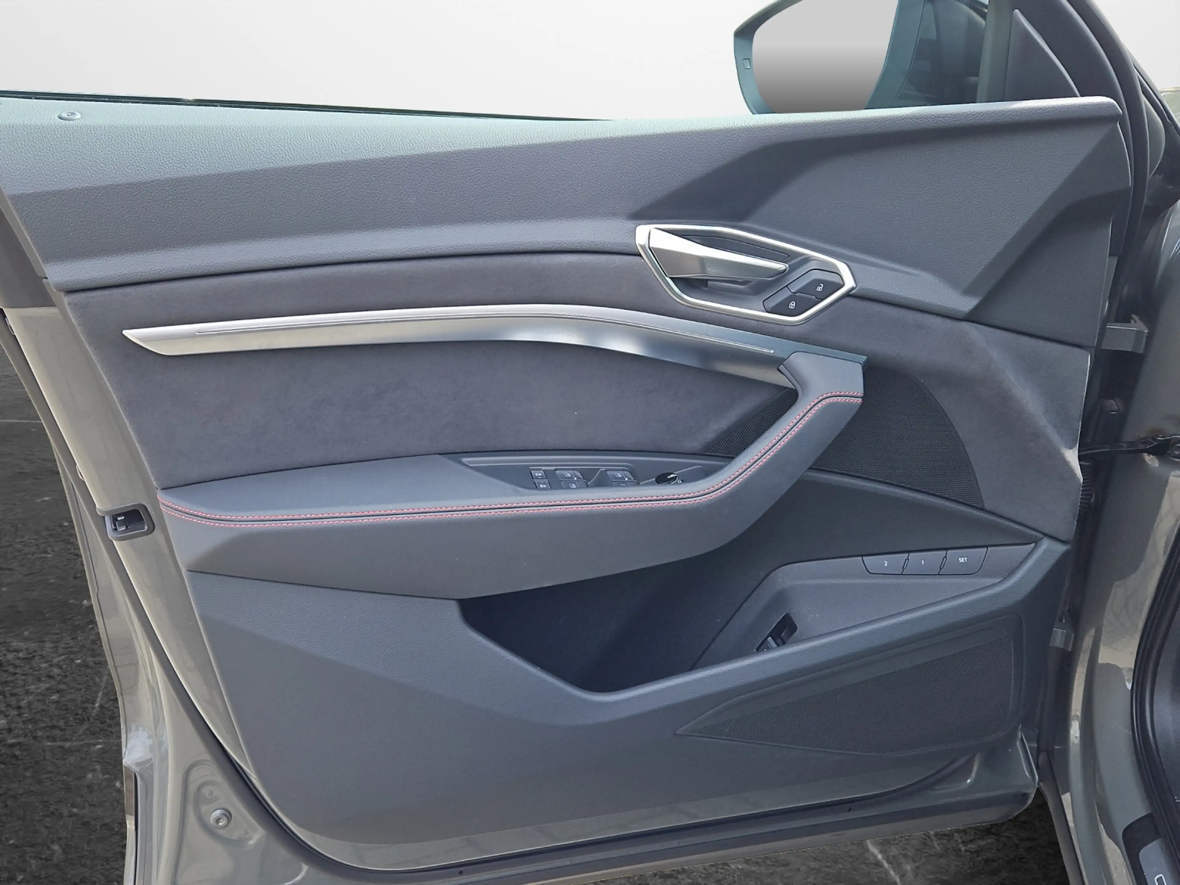 Audi Q8 e-tron 50 quattro S line NaviPlus Matrix 22-Zoll Pano ... — photo 6