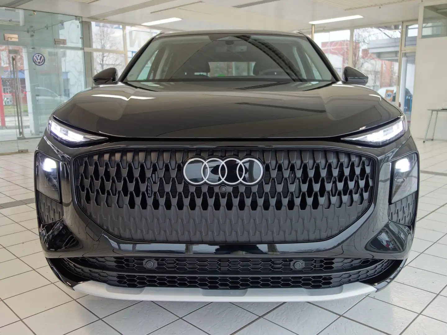 Audi Q3 TFSI 110 kW intense Schwarz - 2