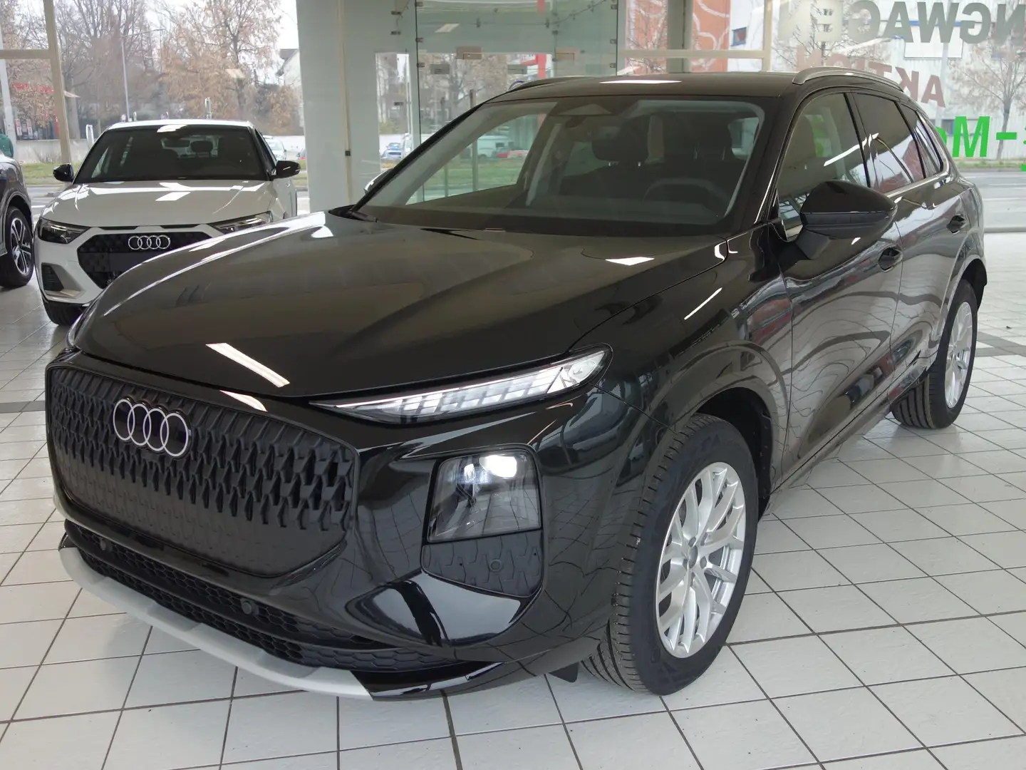 Audi Q3 TFSI 110 kW intense Schwarz - 1