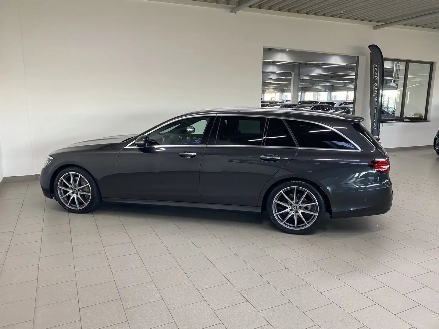 Mercedes-Benz E 220 d T AMG+DIST+PANO+AHK+MEMO+KEY+360°+AMBIEN Grau - 2