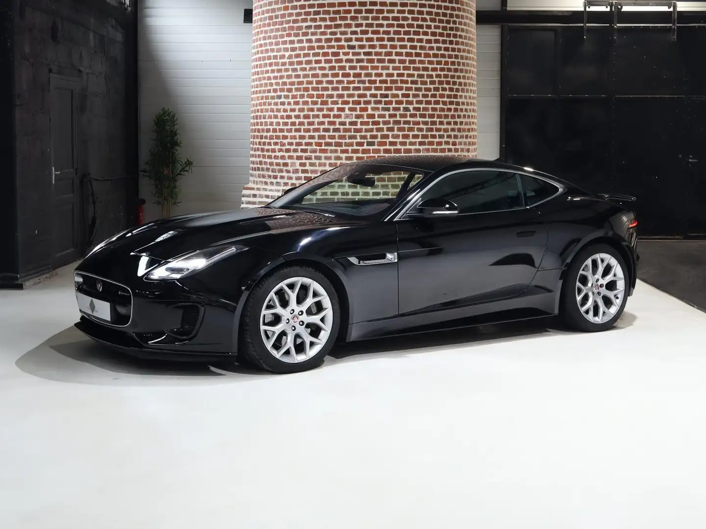 Jaguar F-Type F-Type Coupé 3.0 V6 340 R-Dynamic Schwarz - 1