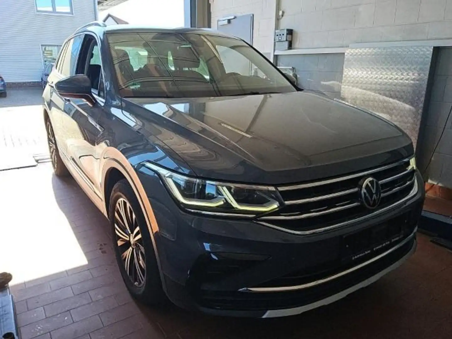 Volkswagen Tiguan 1.5 TSI DSG ELEGANCE LED VIRTUAL NAVI L18 Grau - 2