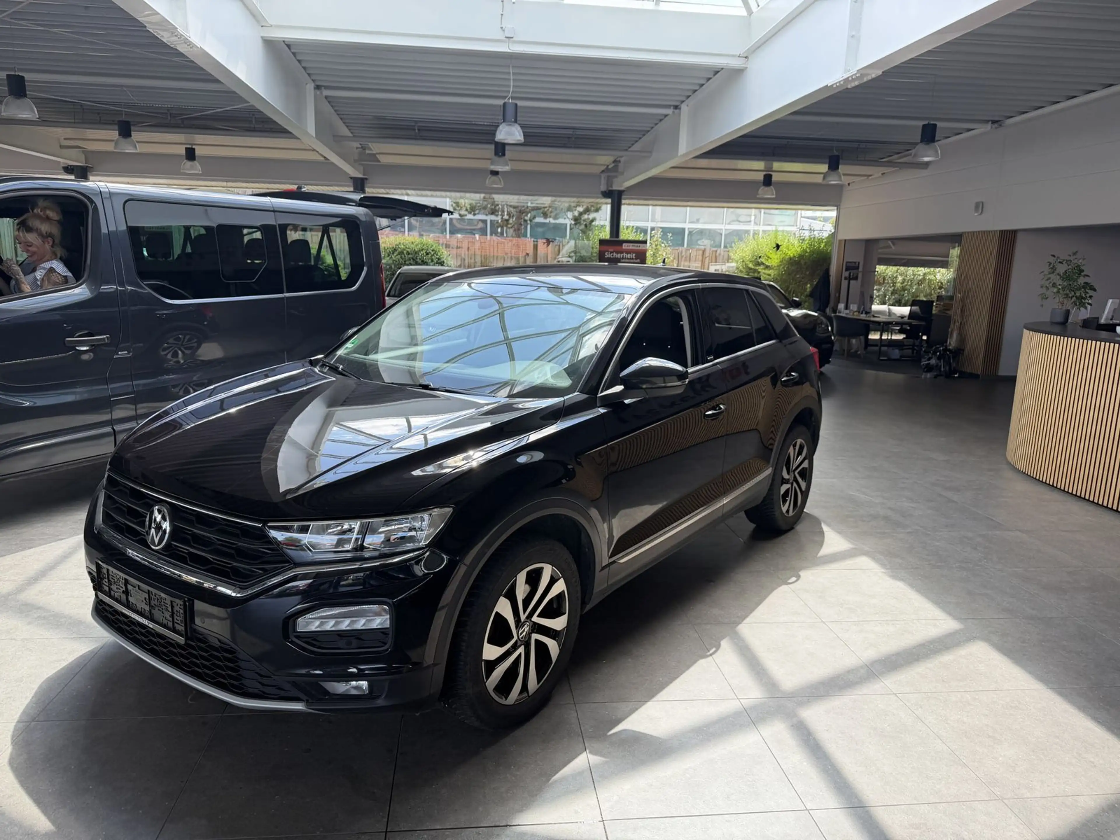 Volkswagen T-Roc 2.0TDI DSG Active Navi — photo 2