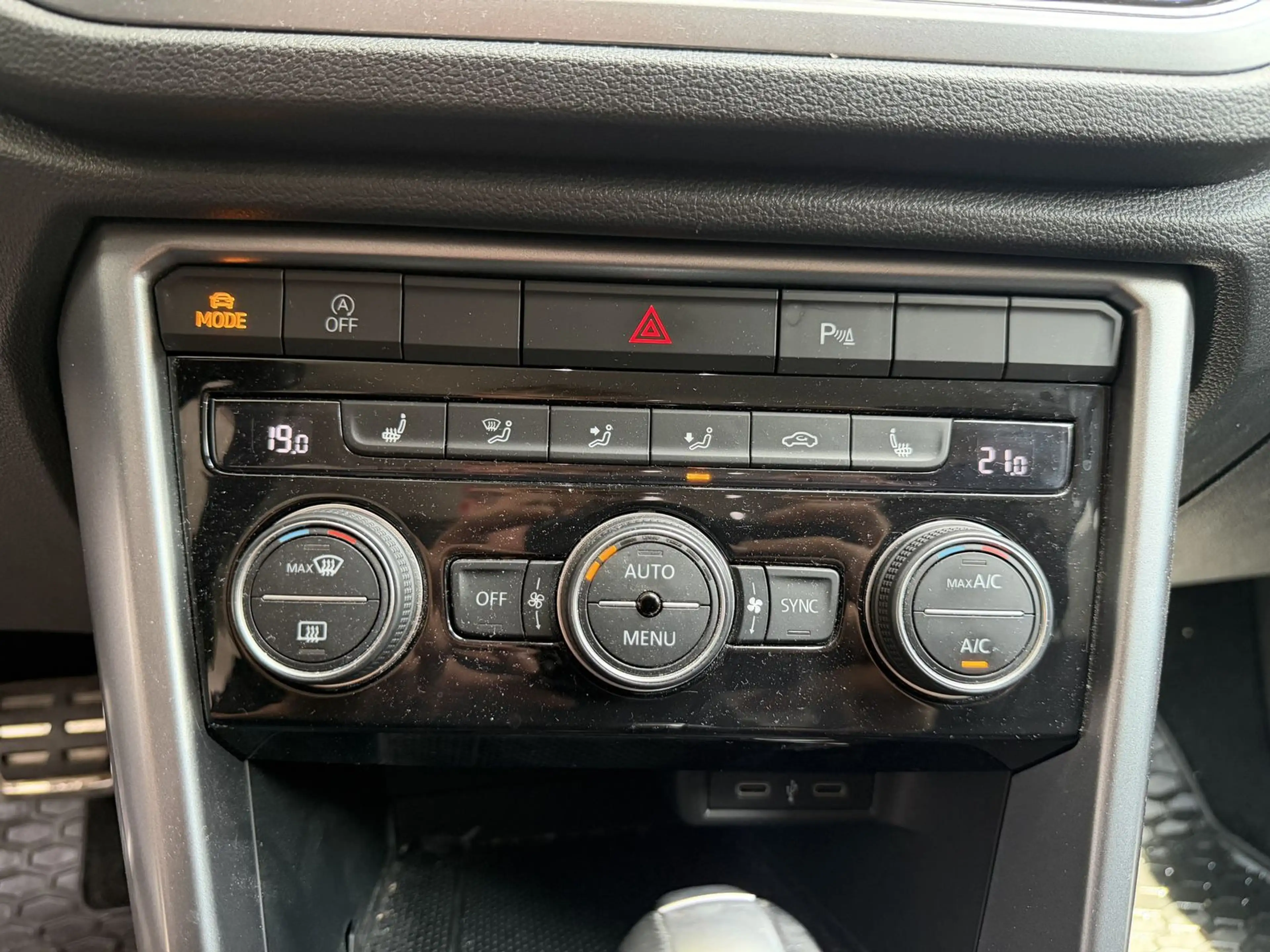 Volkswagen T-Roc 2.0TDI DSG Active Navi — photo 7
