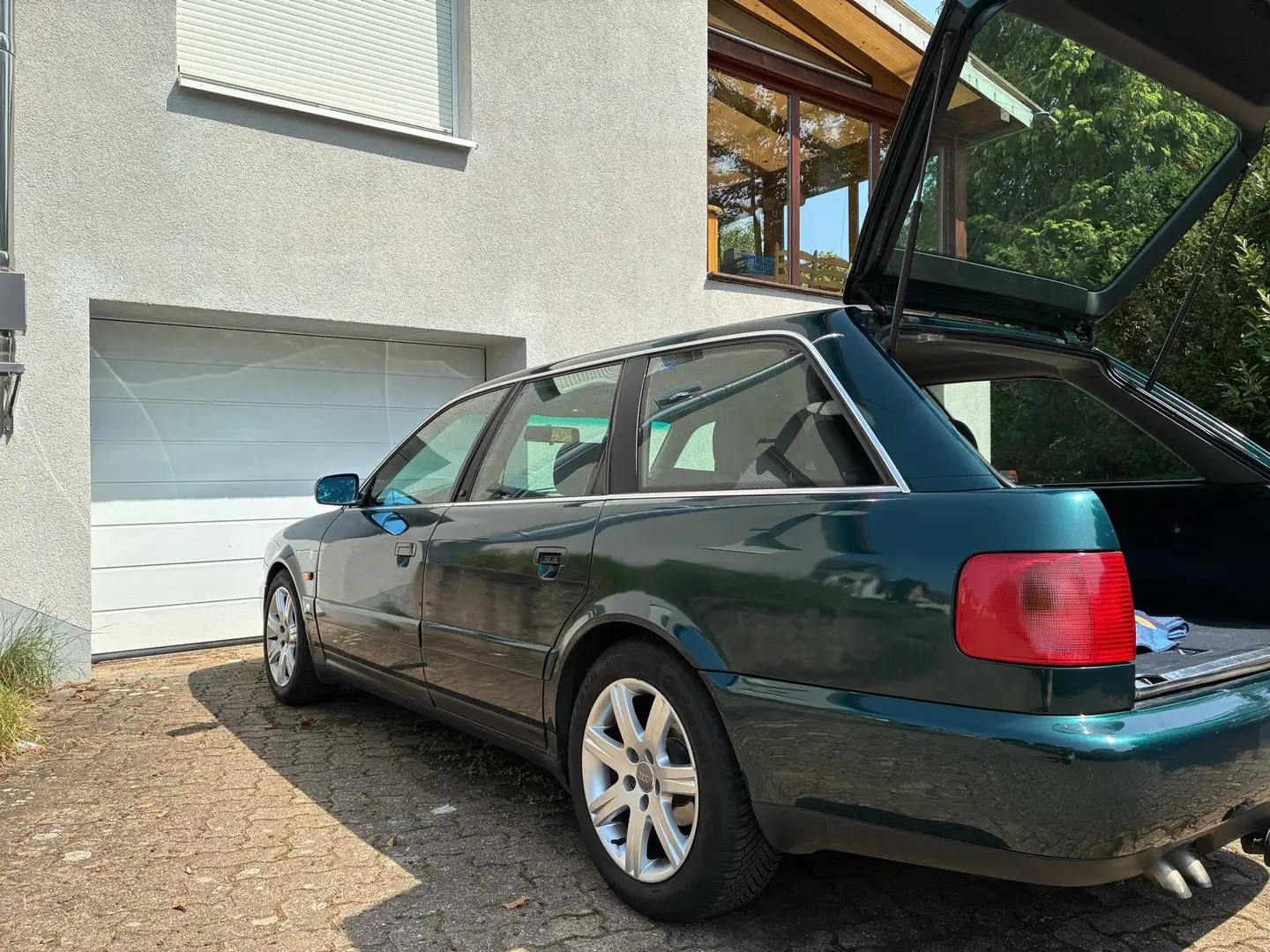 Audi A6 Avant 2.5 TDI quattro, 5-Zylinder, 6-Gang Grün - 1