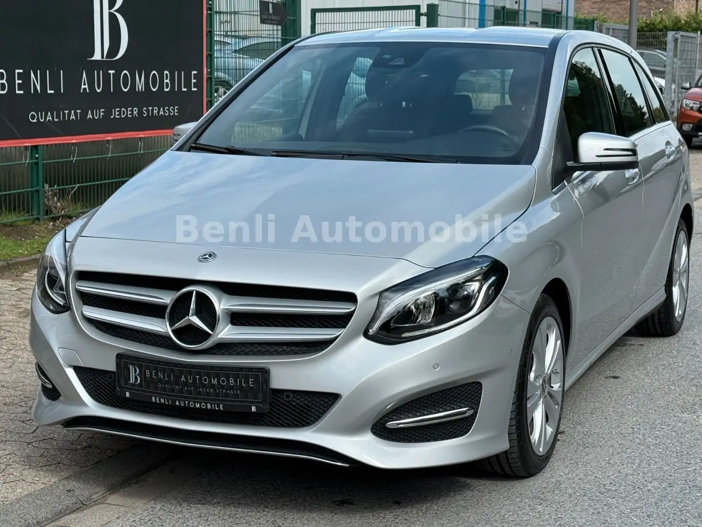 Mercedes-Benz B 200 /URBAN/LED/NAVI/TEILLEDER/SHZ/TMP/TÜV-NEU Silber - 1