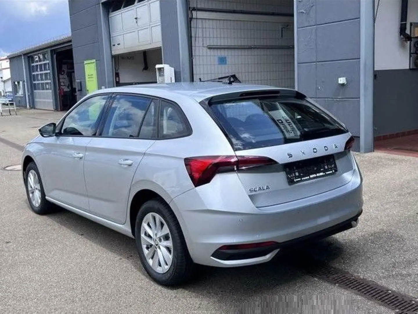 Skoda Scala 1.0 TSi DSG Selection ACC EHK Side Lod Kam Plateado - 2