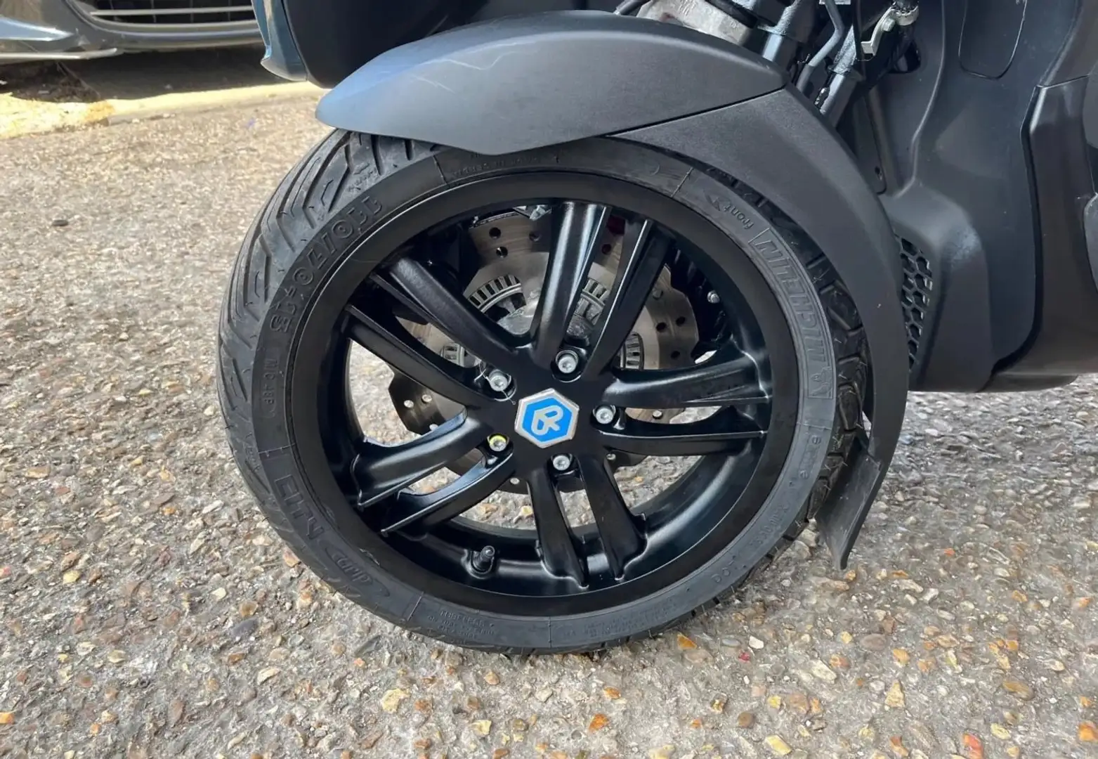 Piaggio MP3 300 Sport HPE E5 Fekete - 2