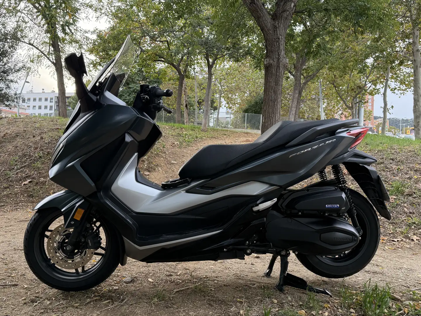 Honda Forza 350 Neumaticos Metzeler nuevos - 2