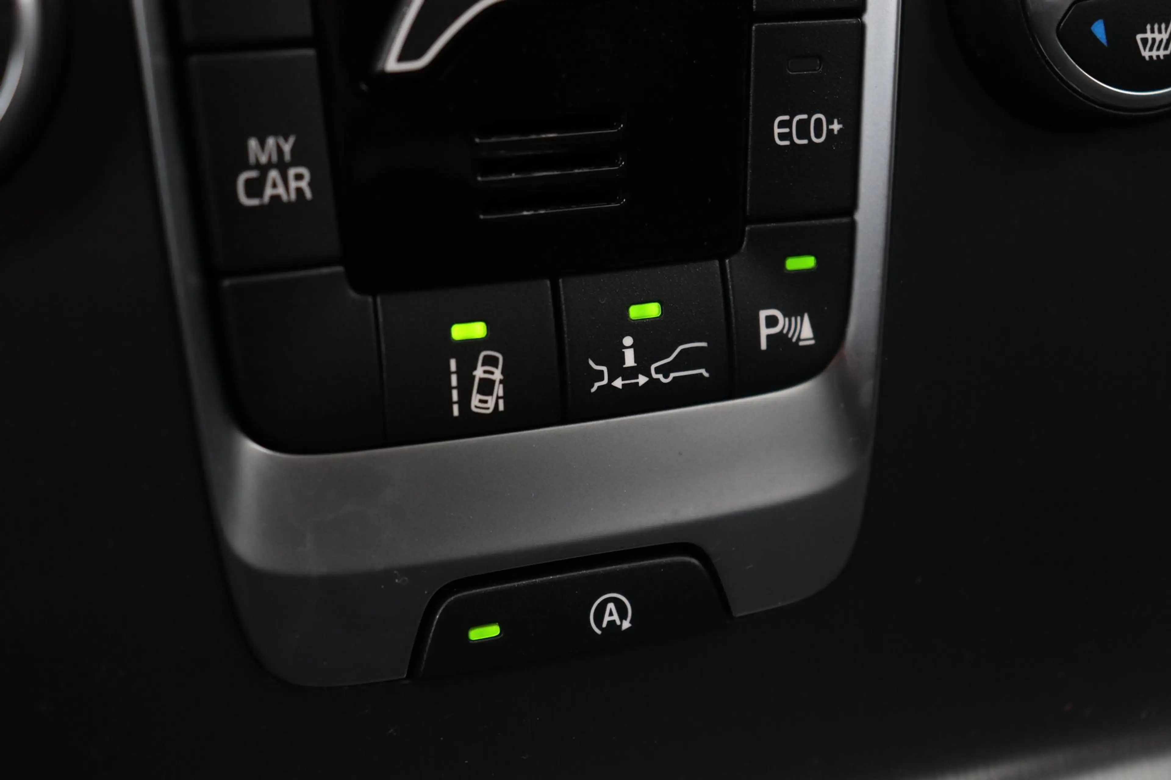 Volvo V40 2.0 D3 Momentum | Trekhaak | ACC | BLIS | Standkac — photo 28
