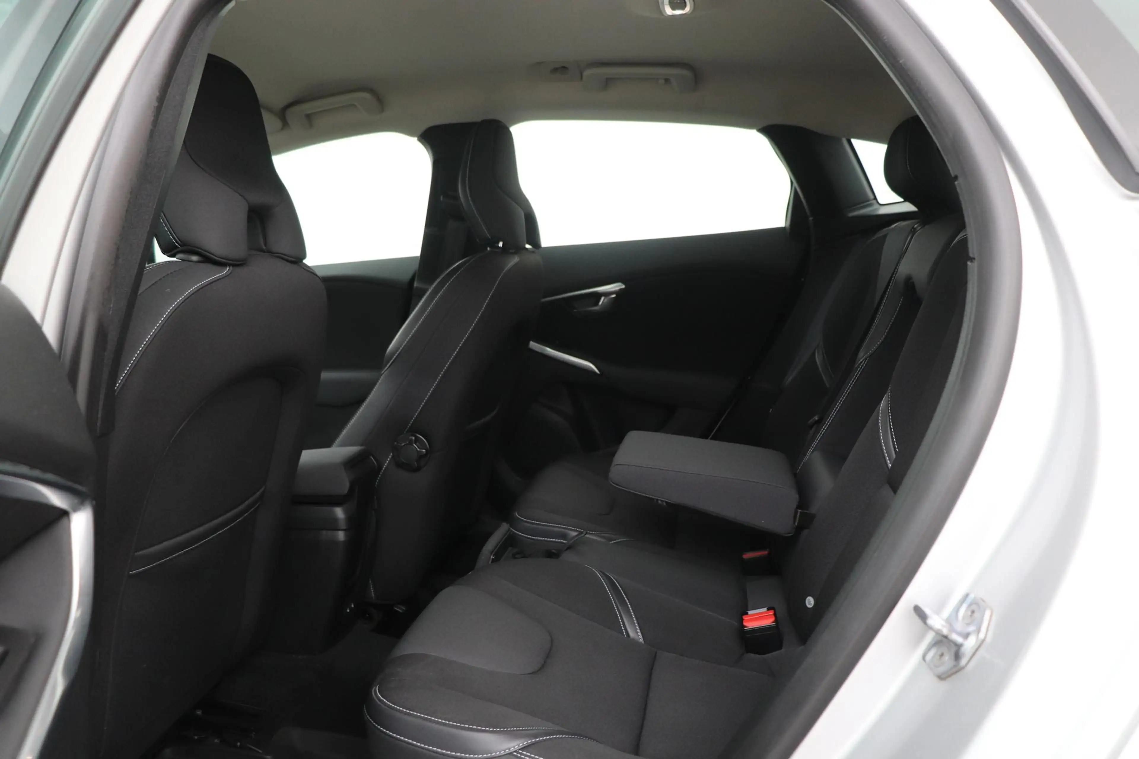 Volvo V40 2.0 D3 Momentum | Trekhaak | ACC | BLIS | Standkac — photo 39