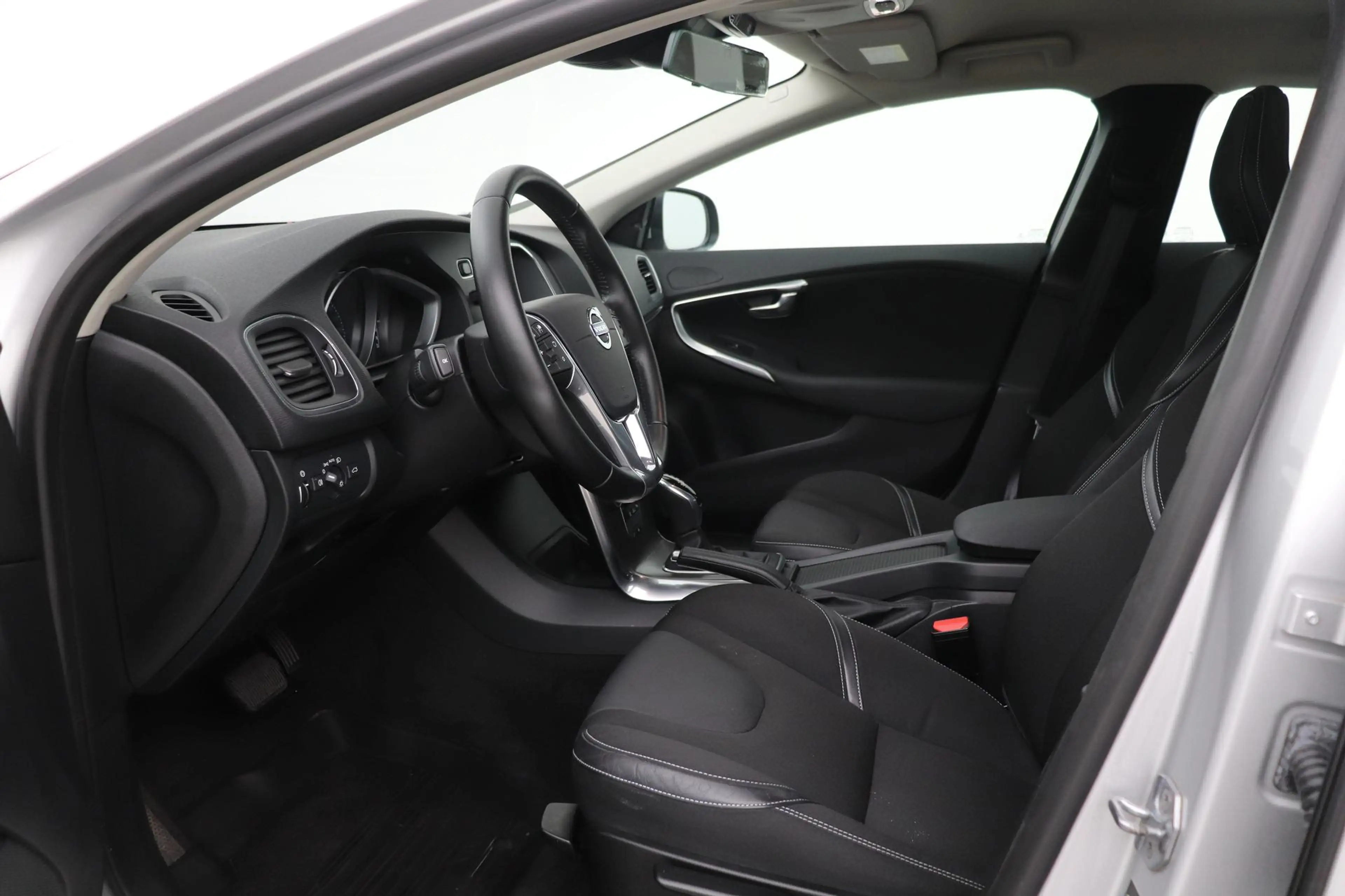 Volvo V40 2.0 D3 Momentum | Trekhaak | ACC | BLIS | Standkac — photo 3