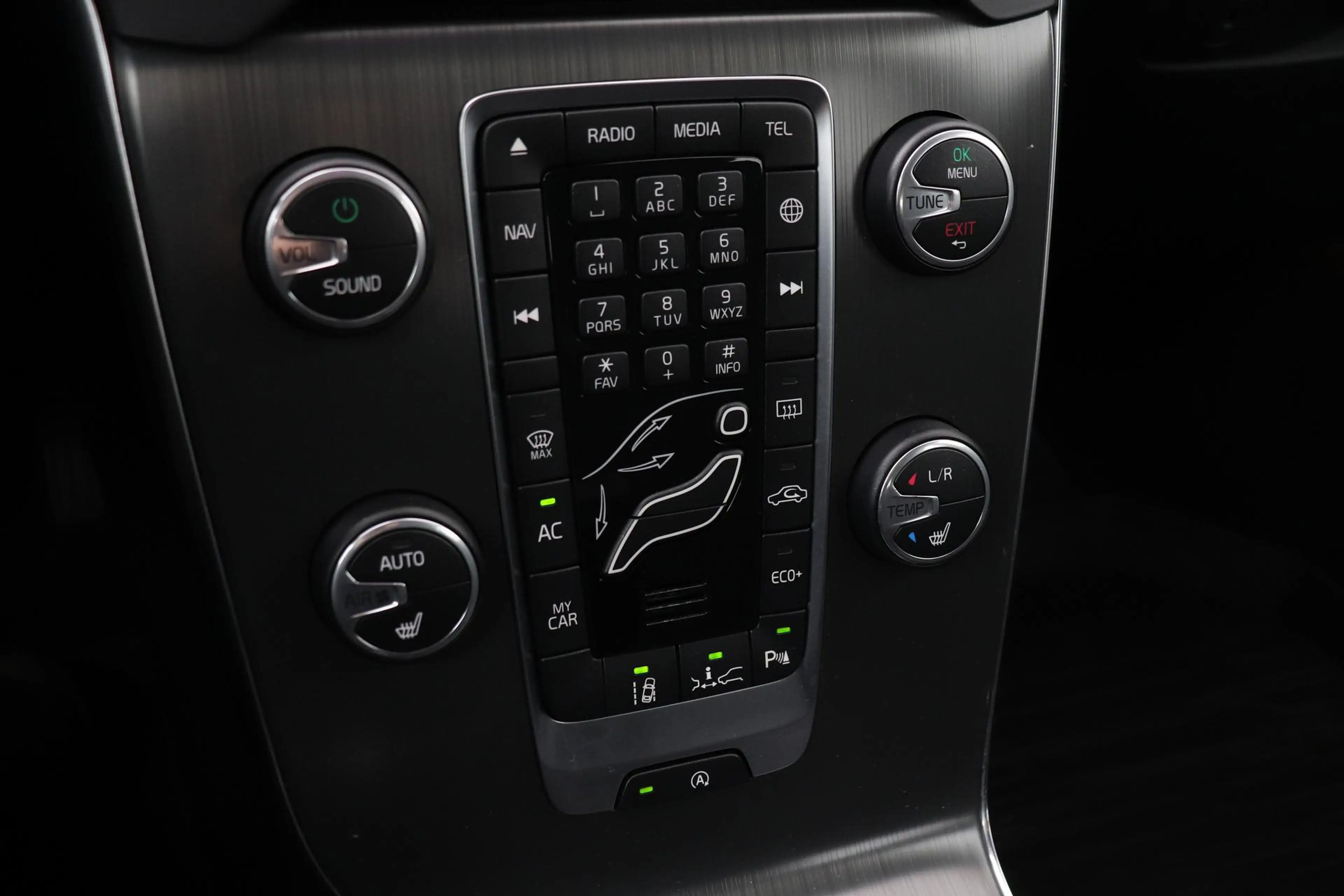 Volvo V40 2.0 D3 Momentum | Trekhaak | ACC | BLIS | Standkac — photo 27