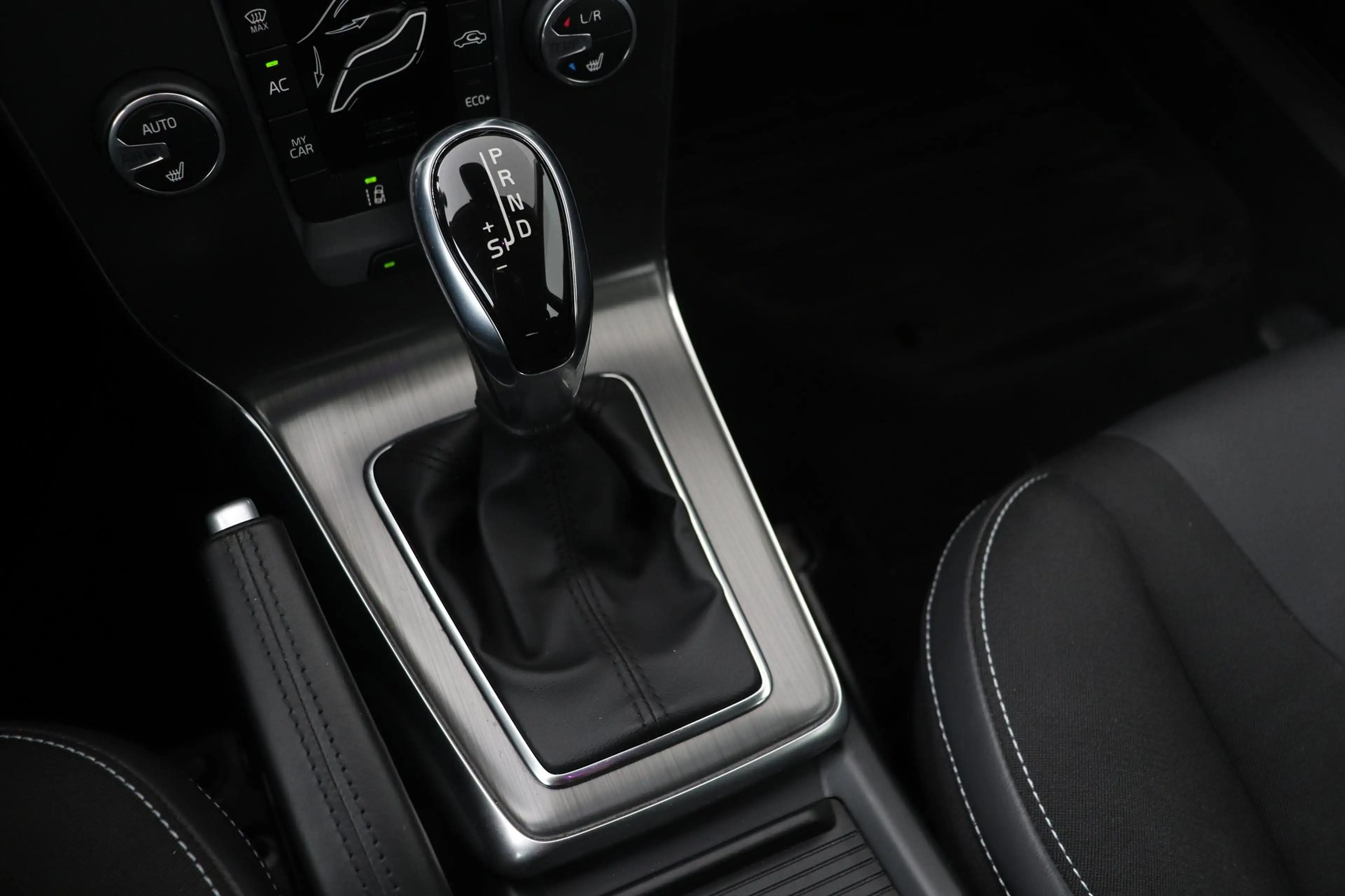 Volvo V40 2.0 D3 Momentum | Trekhaak | ACC | BLIS | Standkac — photo 30