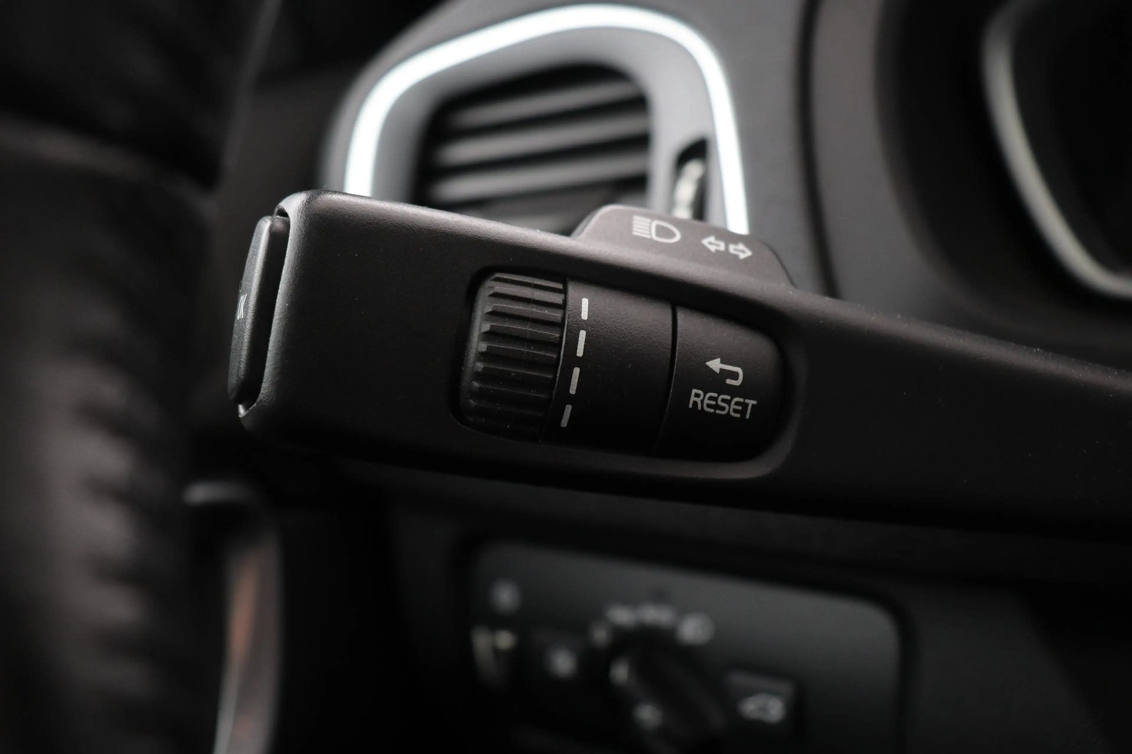 Volvo V40 2.0 D3 Momentum | Trekhaak | ACC | BLIS | Standkac — photo 34