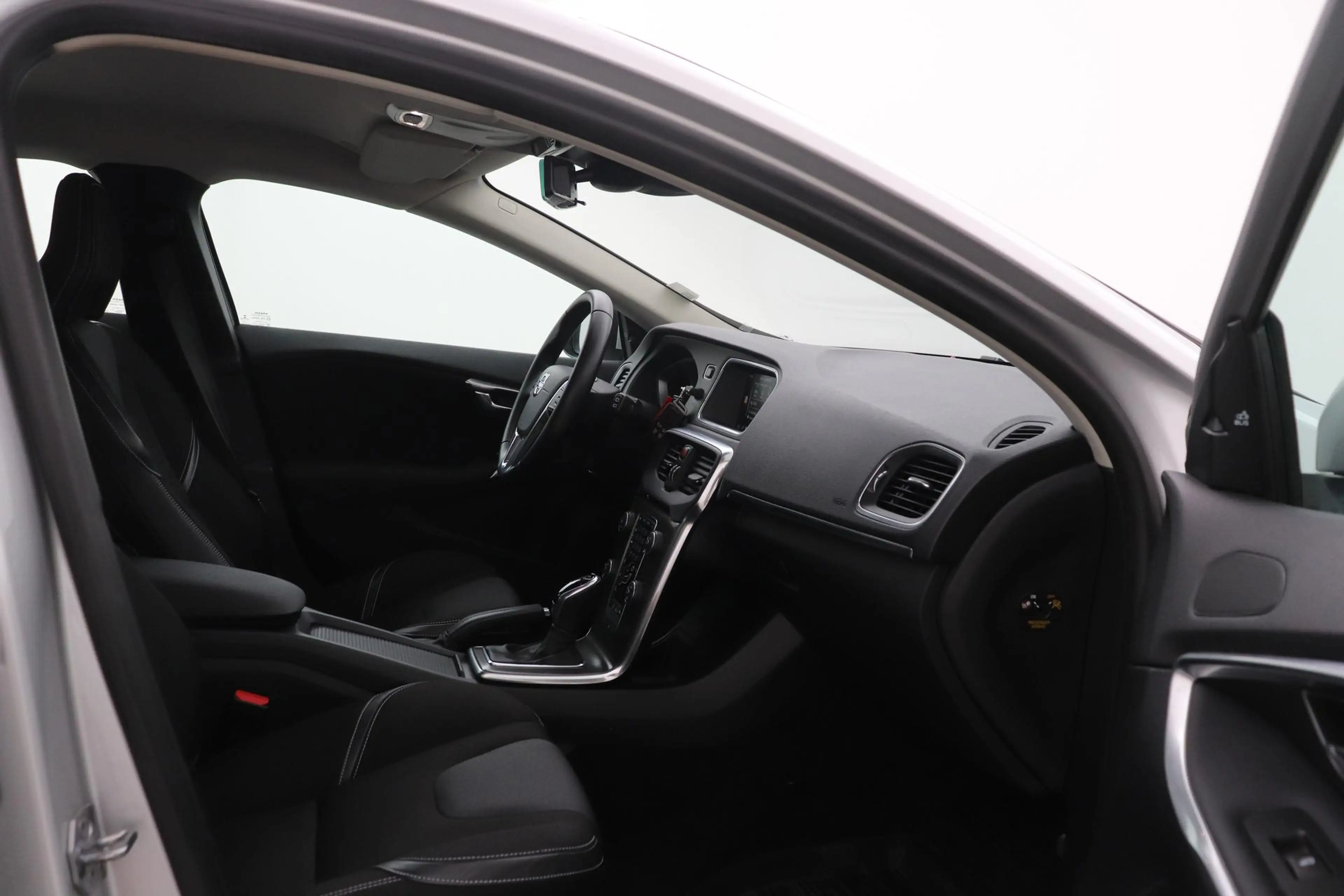 Volvo V40 2.0 D3 Momentum | Trekhaak | ACC | BLIS | Standkac — photo 5
