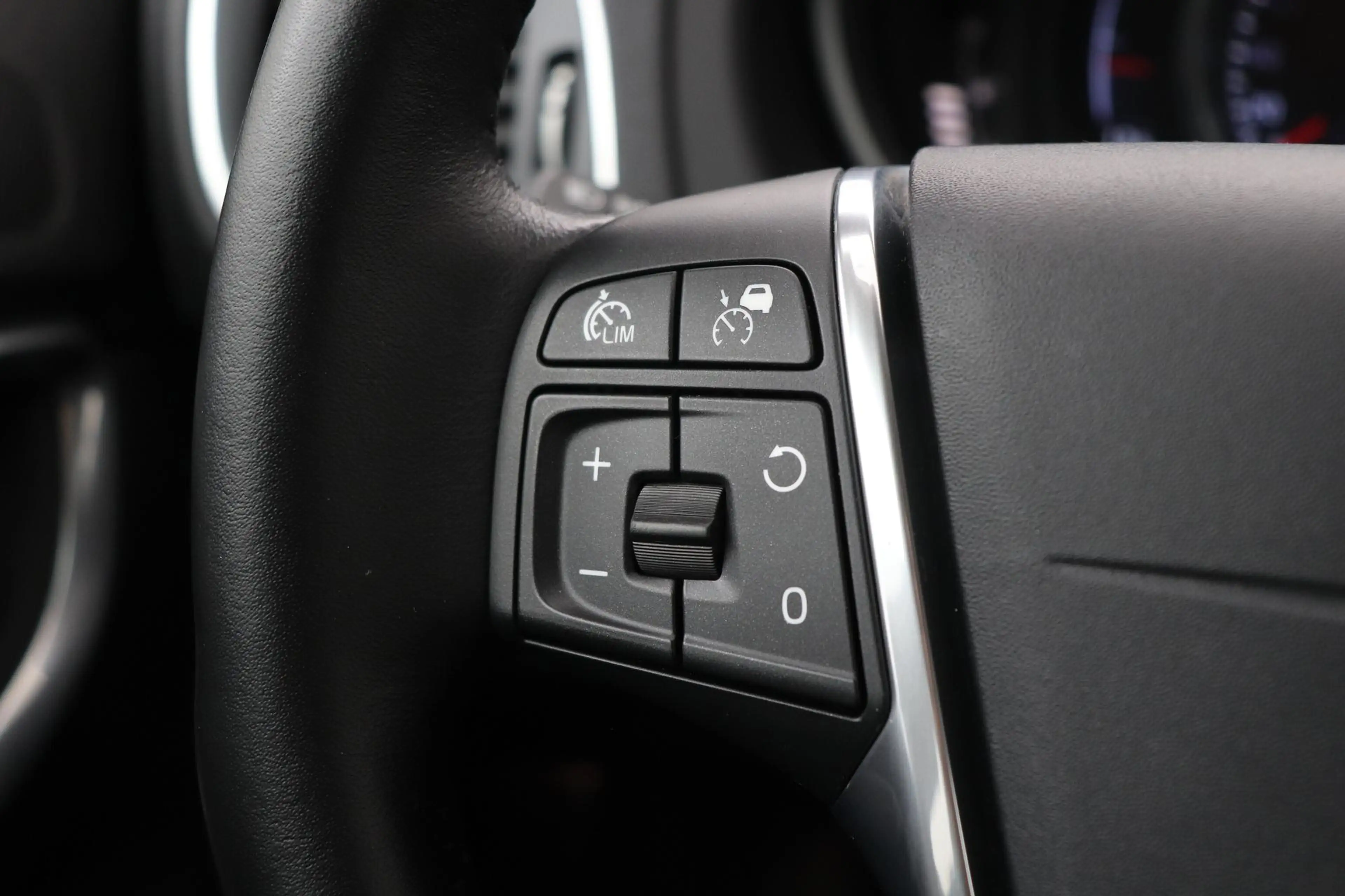 Volvo V40 2.0 D3 Momentum | Trekhaak | ACC | BLIS | Standkac — photo 33