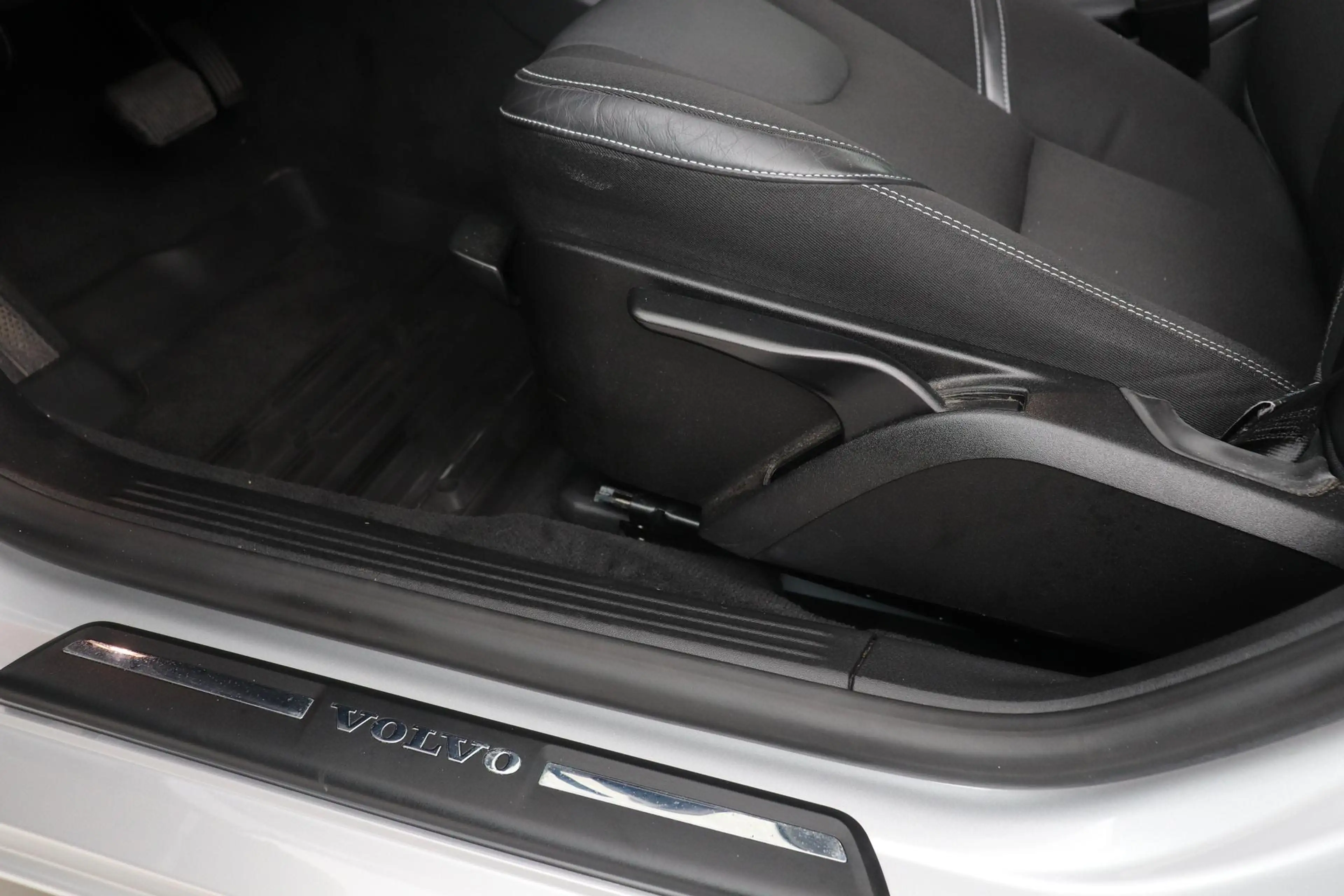 Volvo V40 2.0 D3 Momentum | Trekhaak | ACC | BLIS | Standkac — photo 38