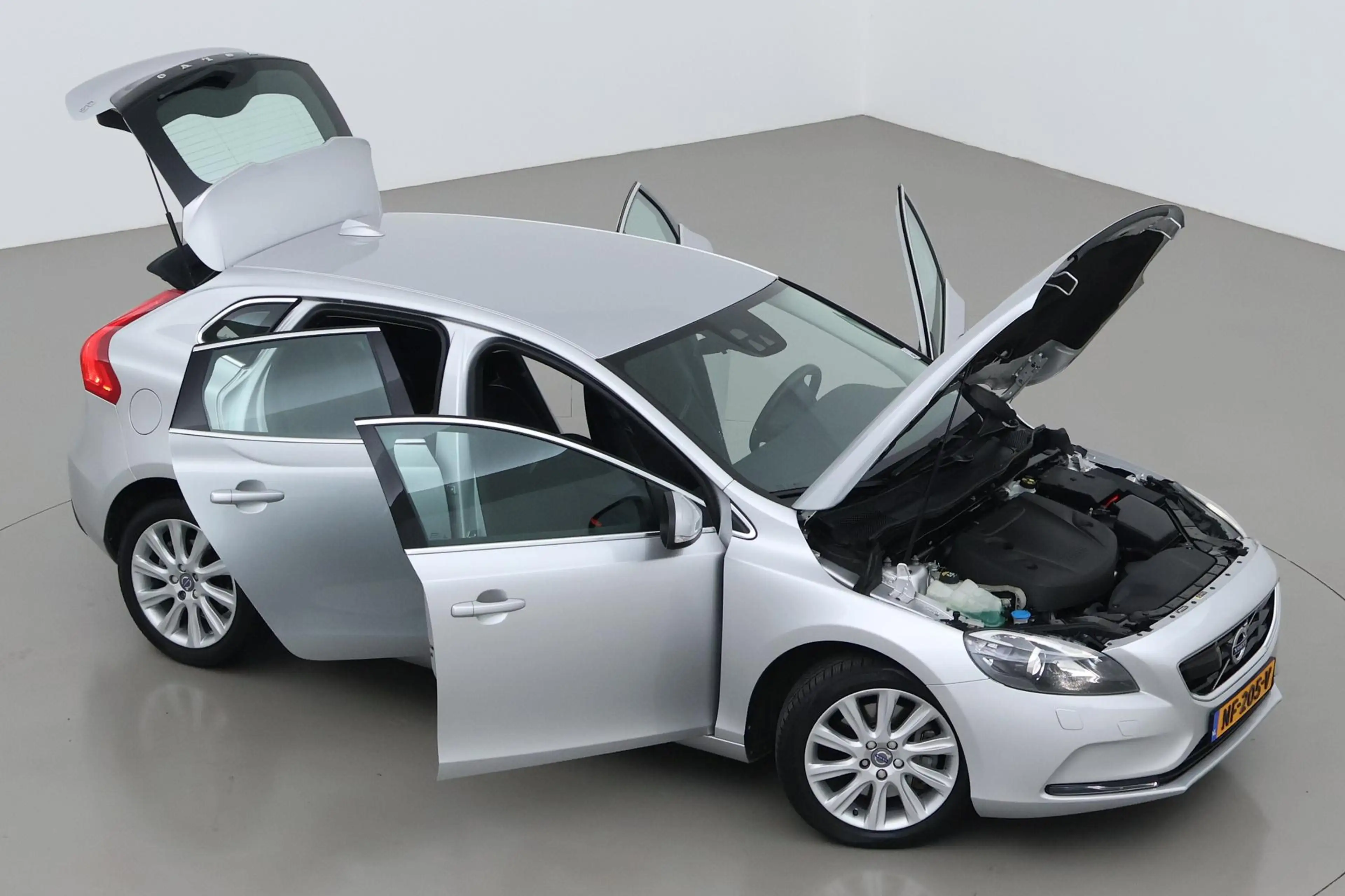 Volvo V40 2.0 D3 Momentum | Trekhaak | ACC | BLIS | Standkac — photo 6