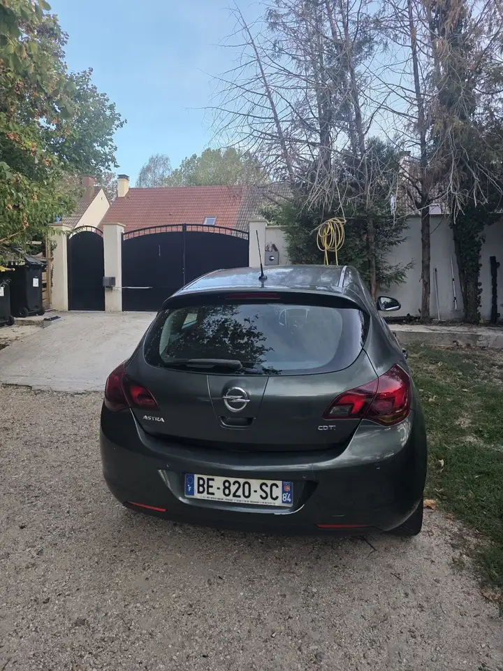 Opel Astra 1.7 CDTI 110 ch FAP Cosmo — photo 1 of 13