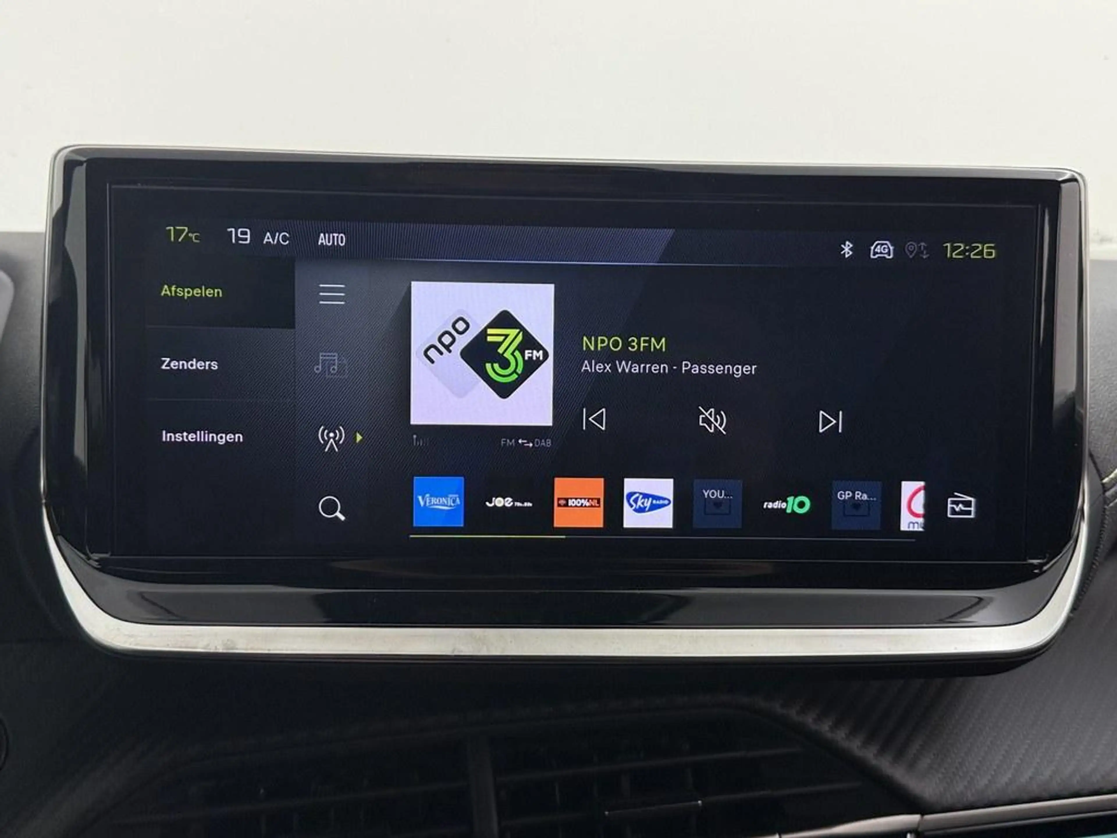 Peugeot 2008 1.2 Hybrid 145 GT 360.Camera/Ad.Cruise/Led.Matrix/ — photo 13