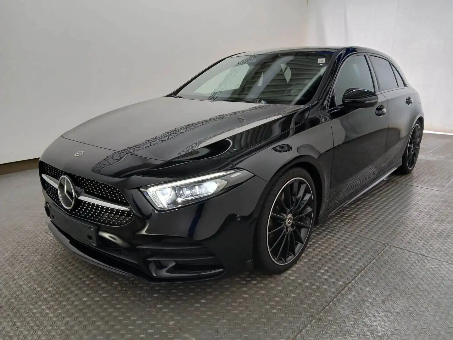 Mercedes-Benz A 250 e 8G-DCT AMG Line Schwarz - 1