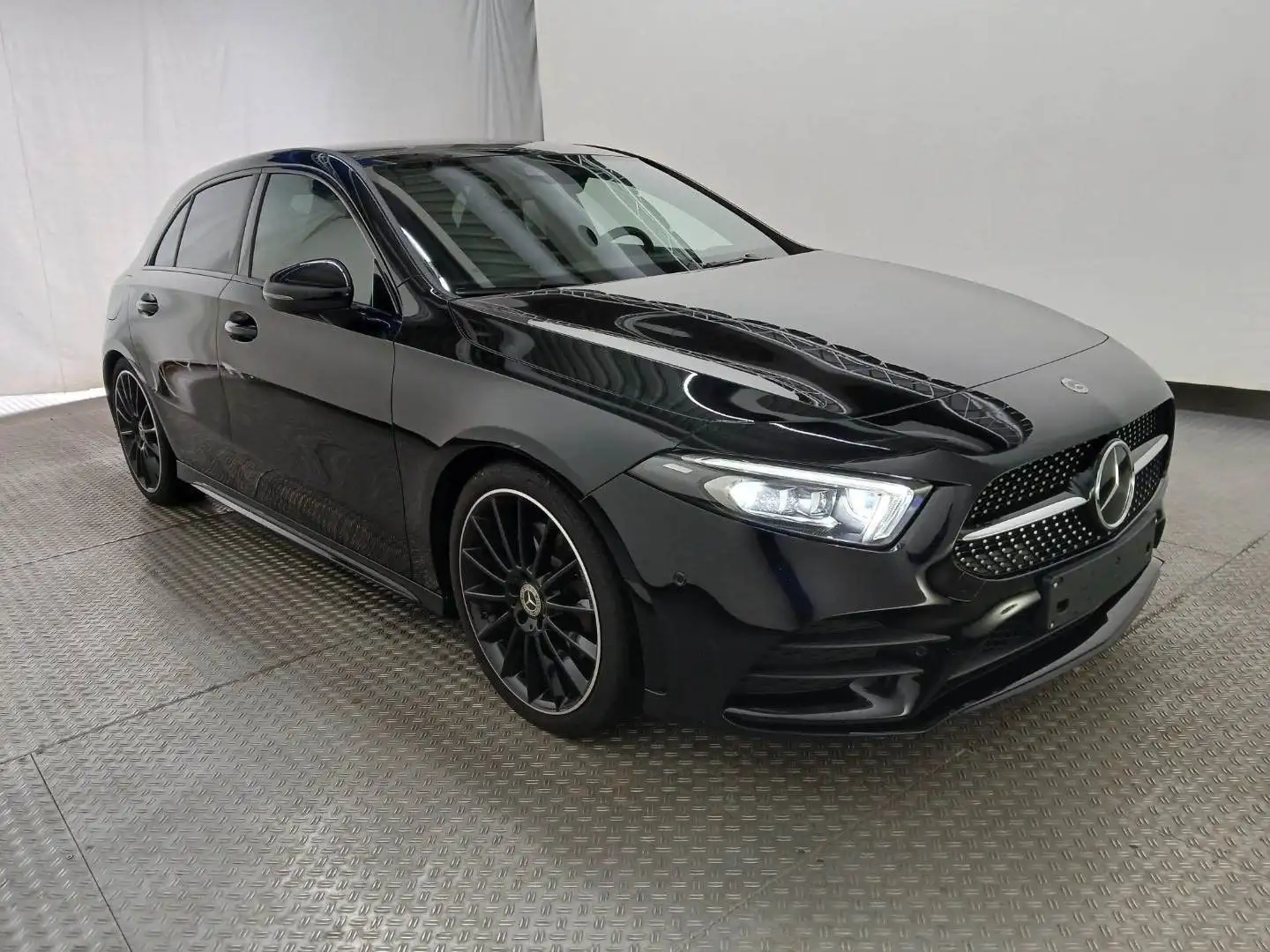 Mercedes-Benz A 250 e 8G-DCT AMG Line Schwarz - 2
