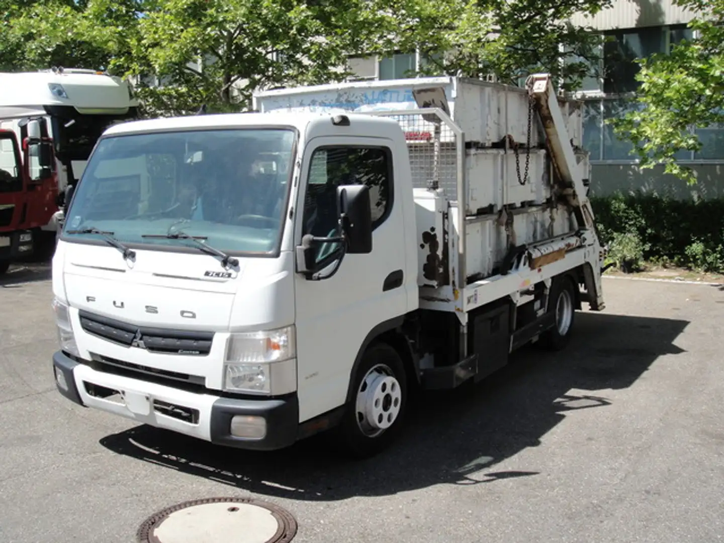 Mitsubishi Canter Fuso 7C15 Absetzer inkl. 3 Mulden Weiß - 1