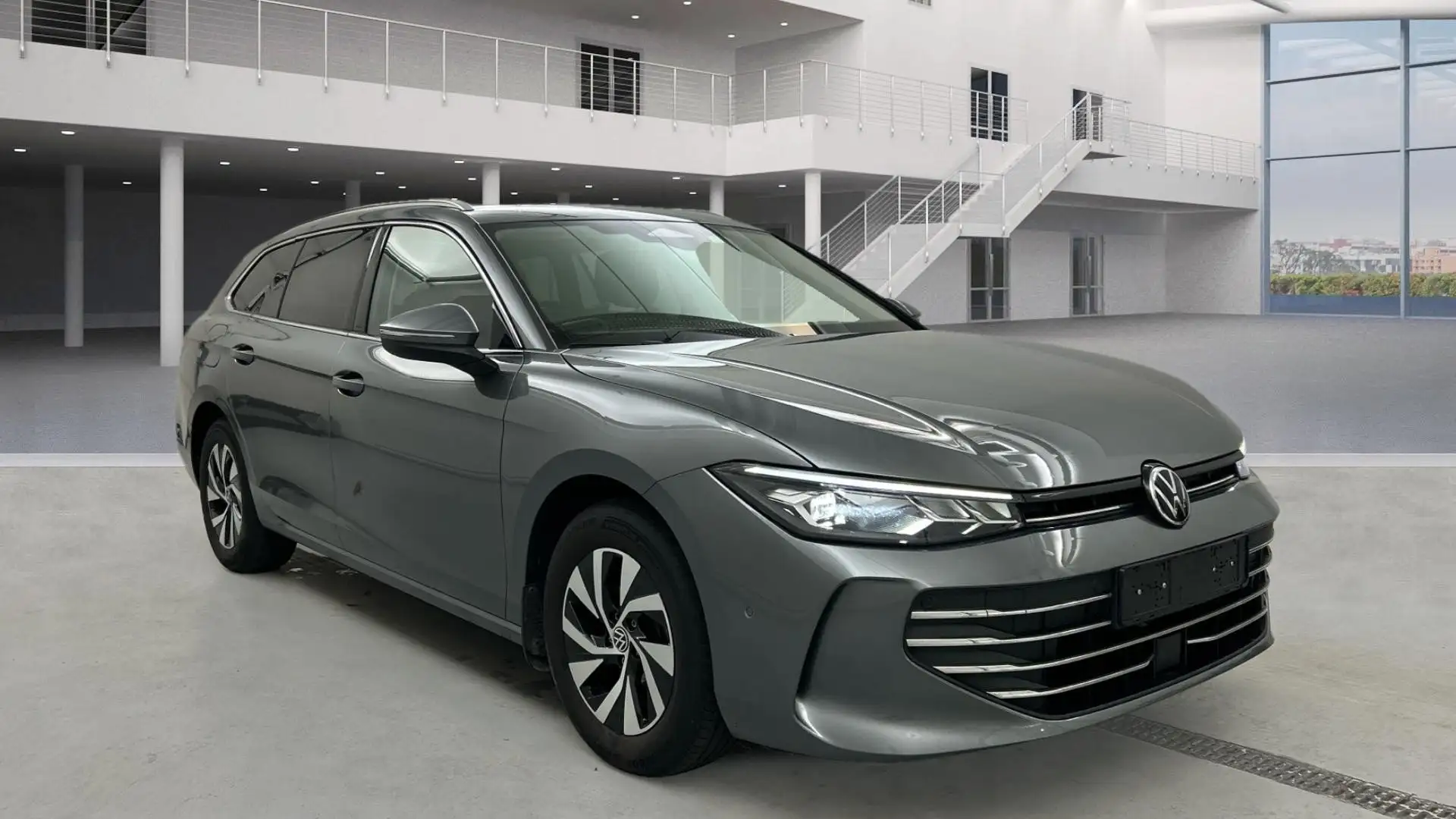 Volkswagen Passat Variant 1.5 eTSI Business AHK Standhzg 4xSHZ Massage NAVI Grijs - 2