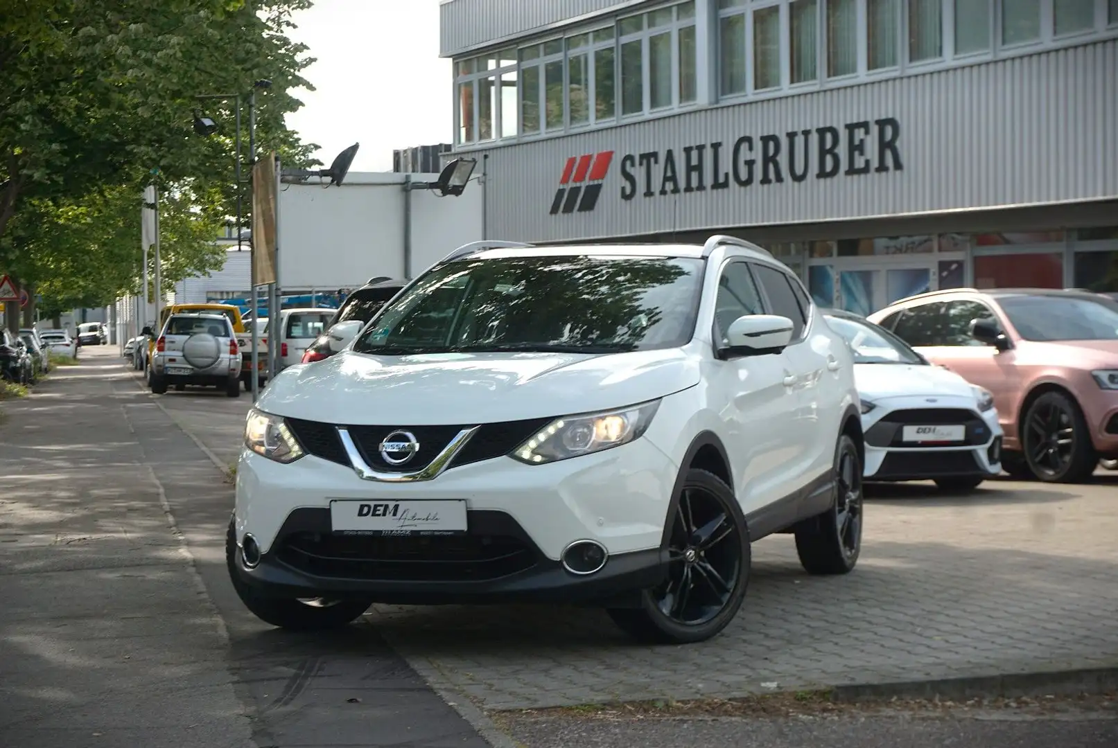 Nissan Qashqai / 360° Kamera / Pano./ Automatik / Белый - 1