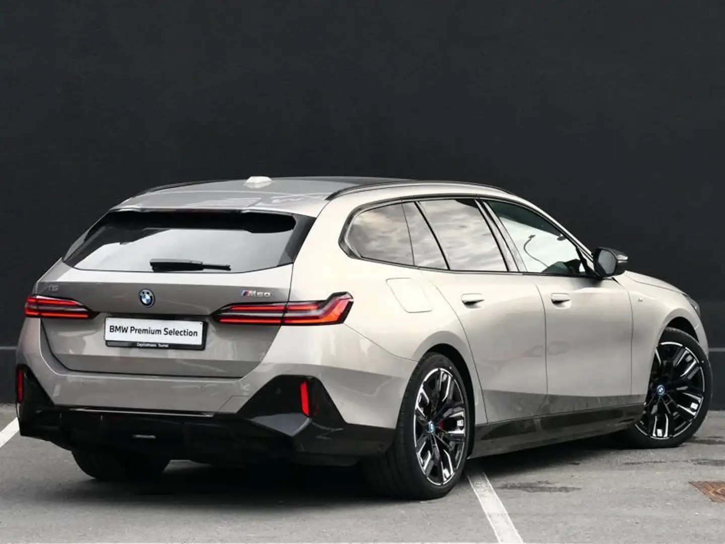 BMW i5 M60 xDrive Touring INDIVIDUAL Grijs - 2