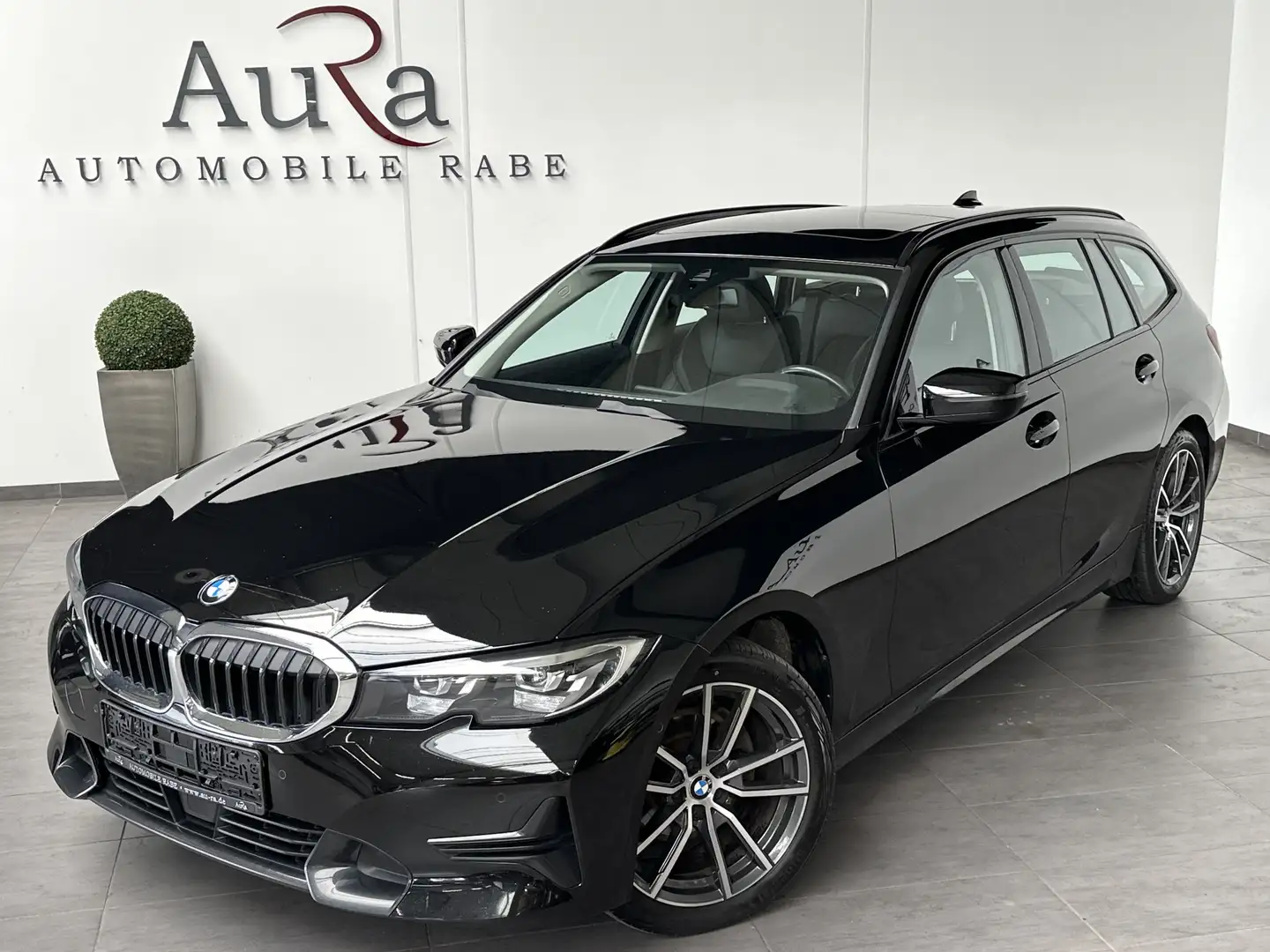 BMW 320 Touring xDrive Sport-Line NAV+LED+AHK+PANO Fekete - 2