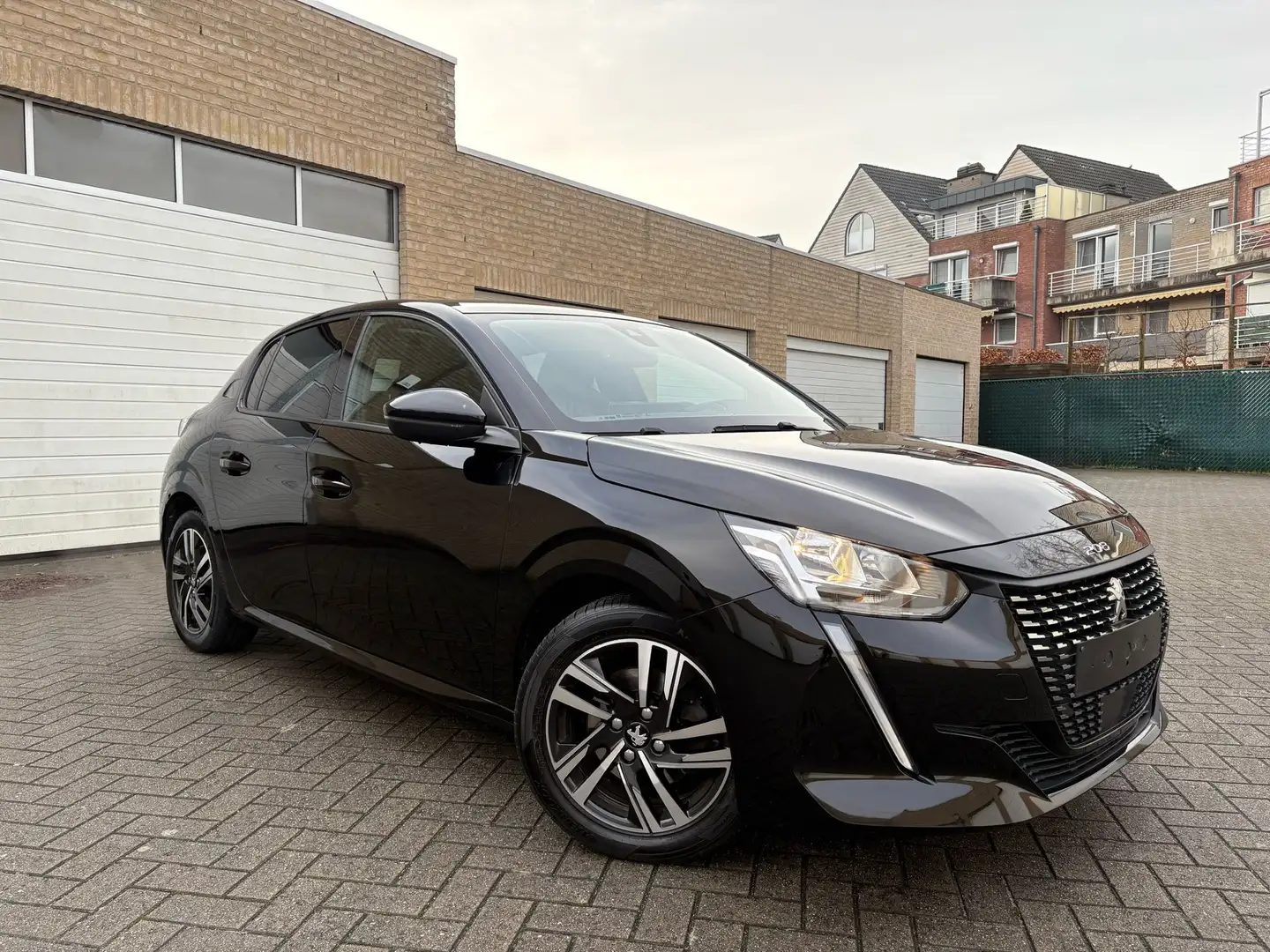 Peugeot 208 1.2i PureTech Allure (EU6.3) / 12 Maanden Garantie Zwart - 1