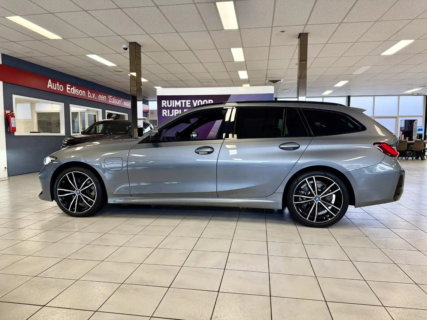 BMW 330 3-serie Touring 330e xDrive *PANO*H&K*360CAM*LEER* Grijs - 2