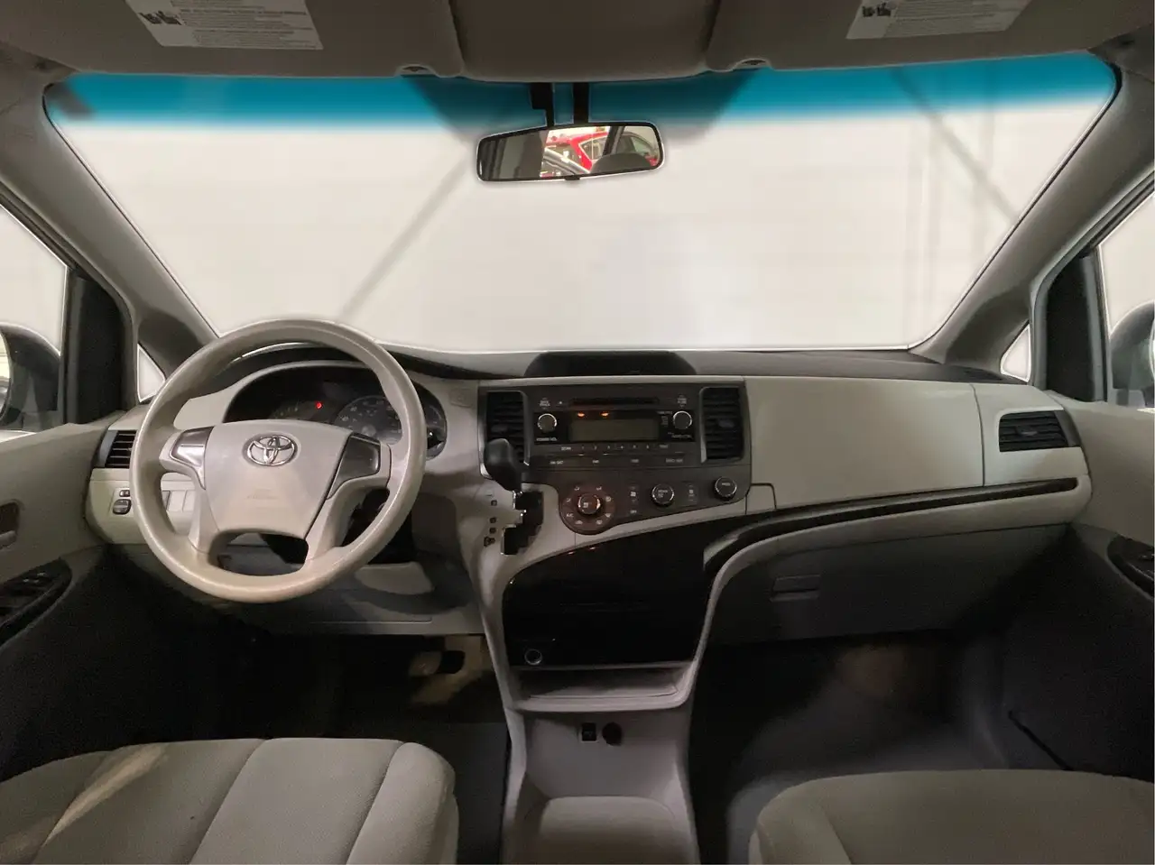 Toyota Sienna снимка Toyota Sienna