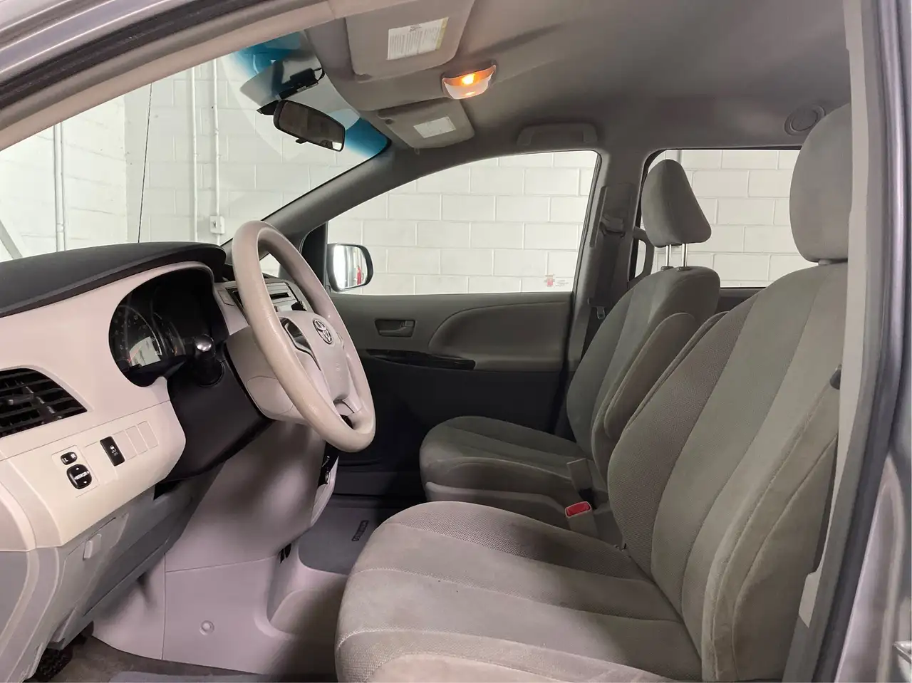 Toyota Sienna снимка Toyota Sienna