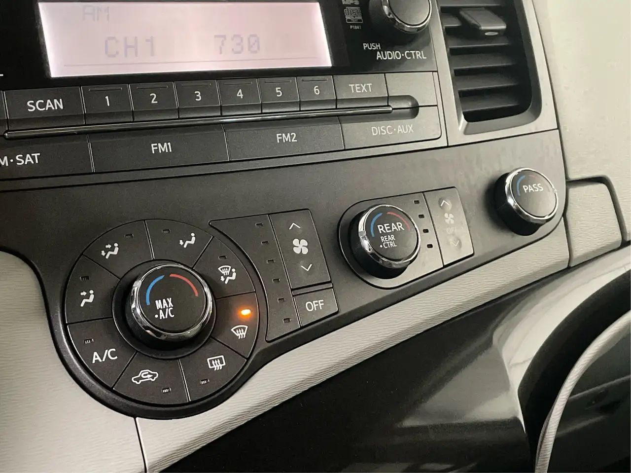 Toyota Sienna снимка Toyota Sienna