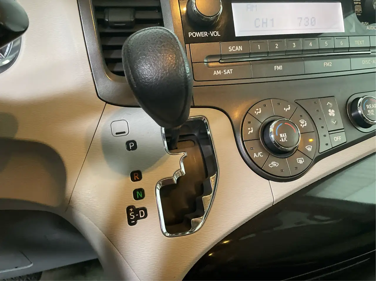 Toyota Sienna снимка Toyota Sienna