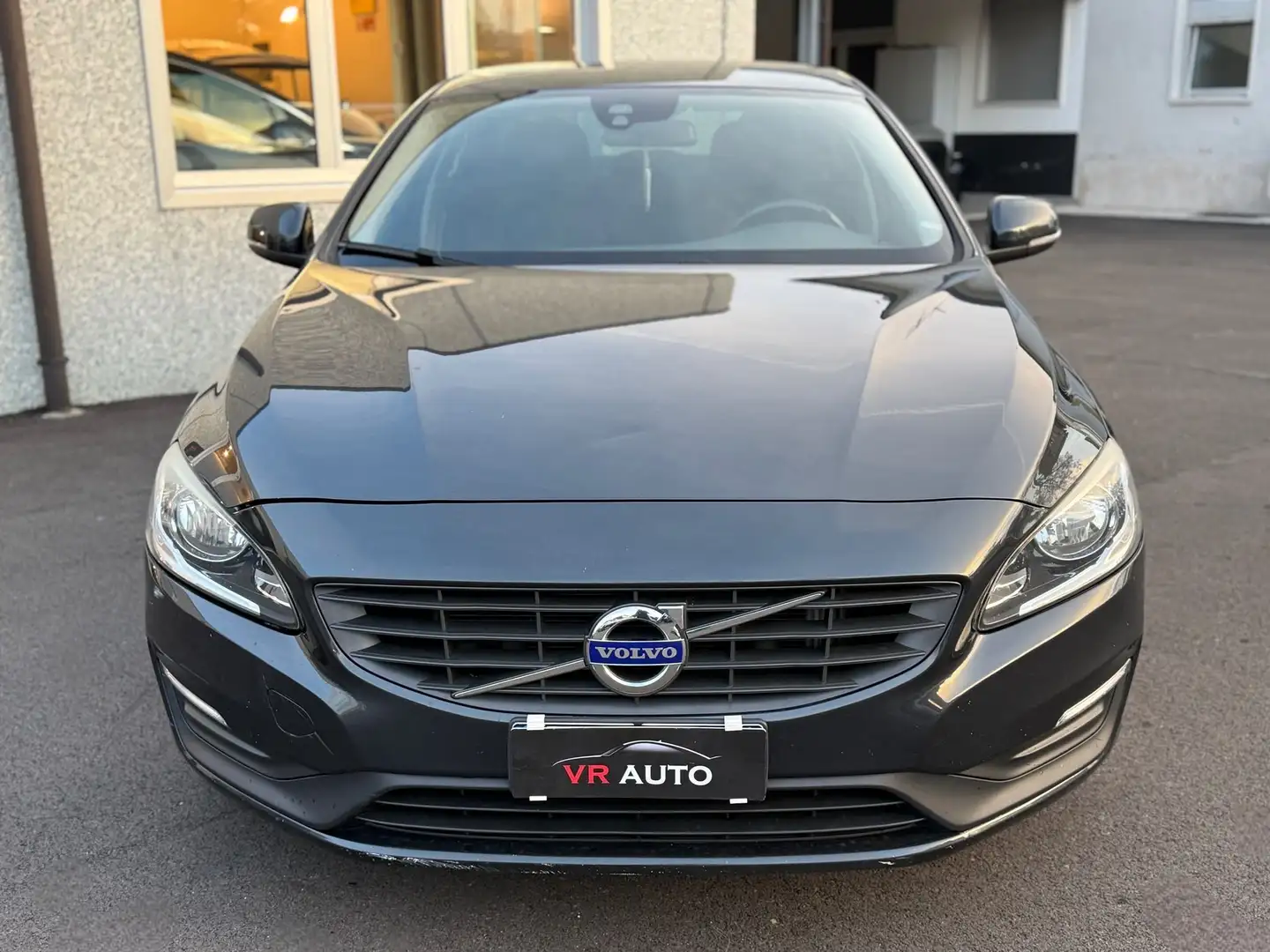 Volvo S60 AUTOM. 2.0 D3 Momentum geartronic Grau - 2