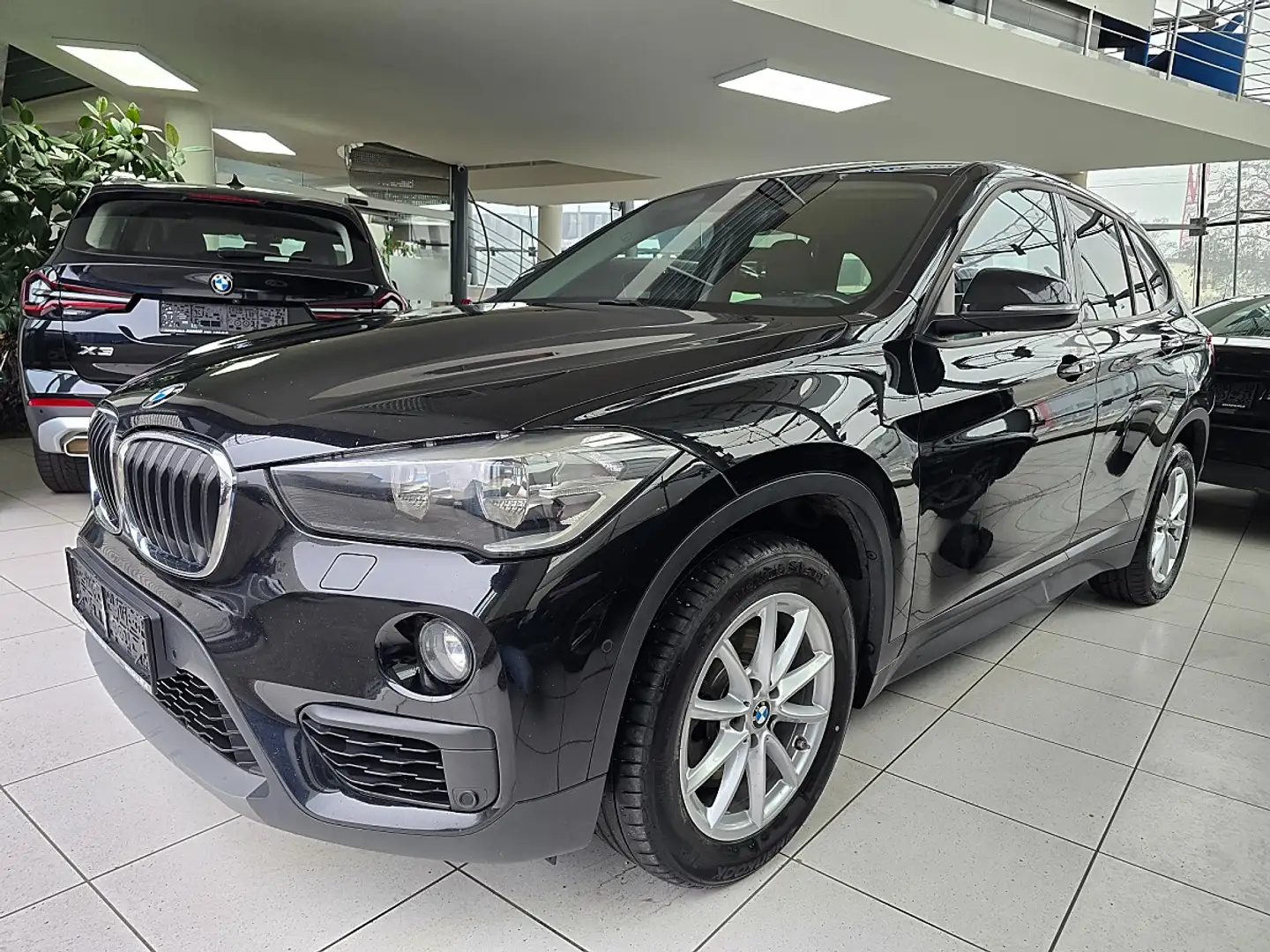 BMW X1 xDrive 20d Aut. Sportsitze/ M Lenkrad/HiFi/Navi Schwarz - 1