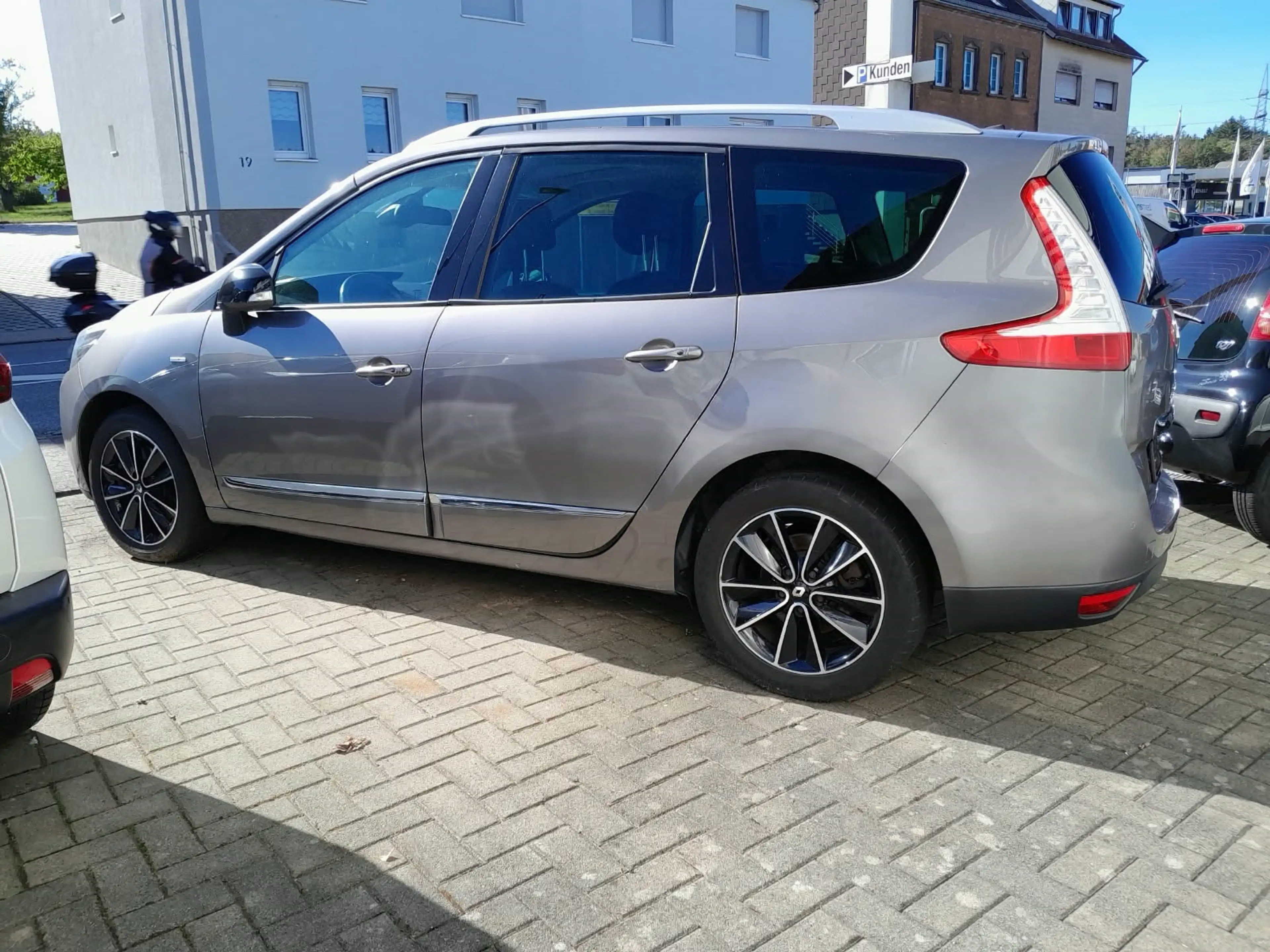 Renault Scenic Authentique 2.0dCi 150 FAP BOSE Edition Panoramada — photo 2