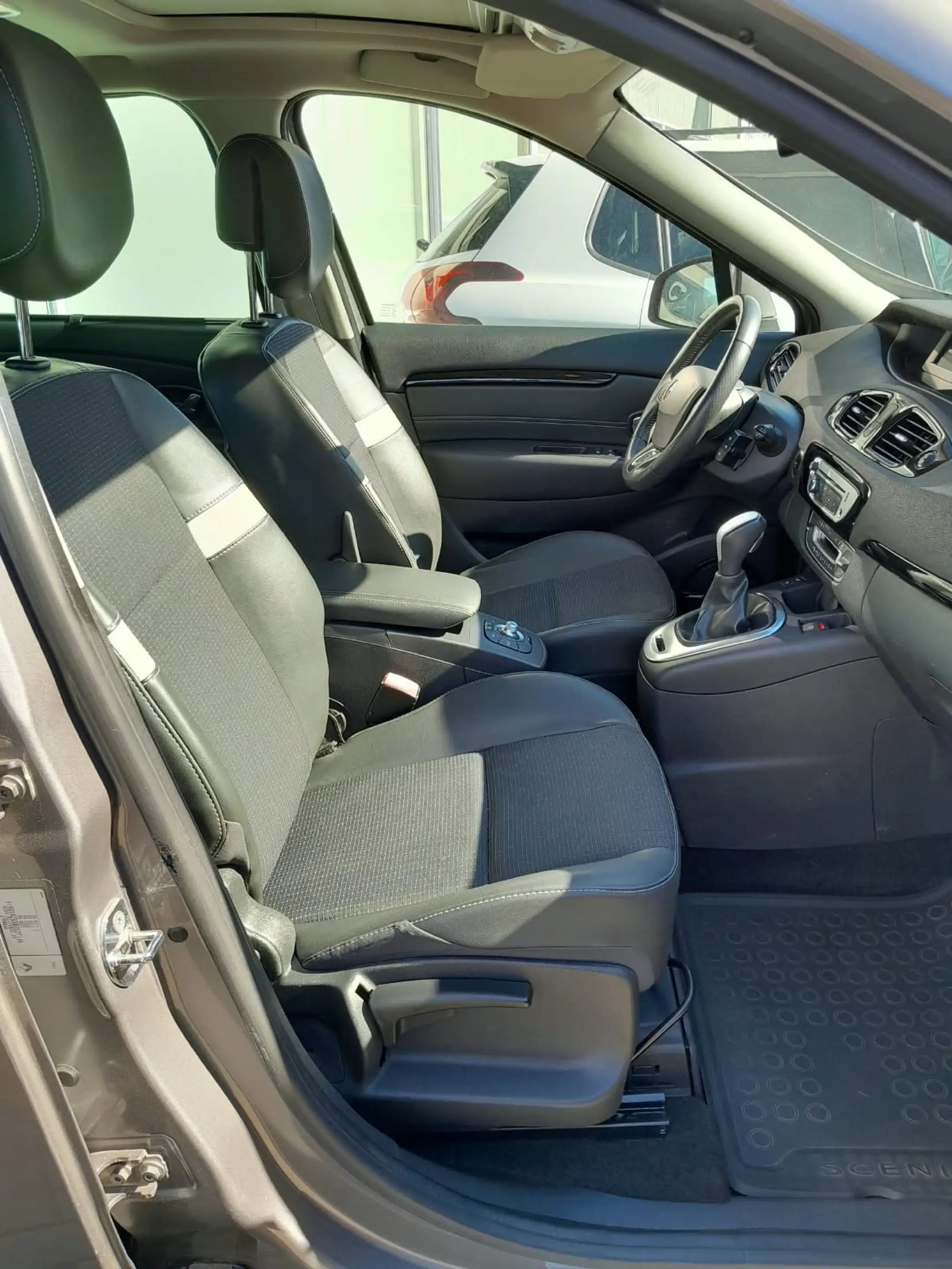 Renault Scenic Authentique 2.0dCi 150 FAP BOSE Edition Panoramada — photo 5