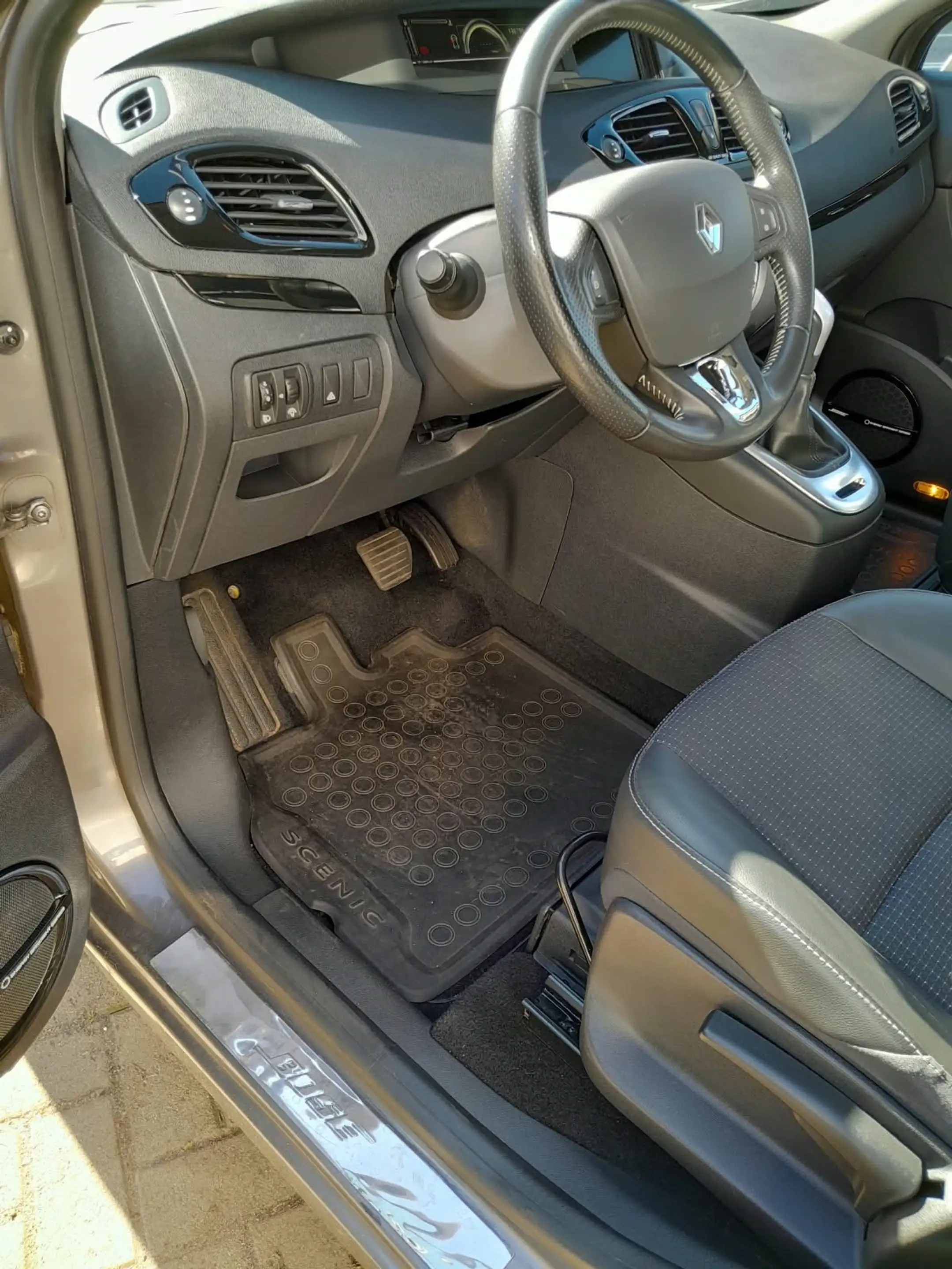 Renault Scenic Authentique 2.0dCi 150 FAP BOSE Edition Panoramada — photo 6