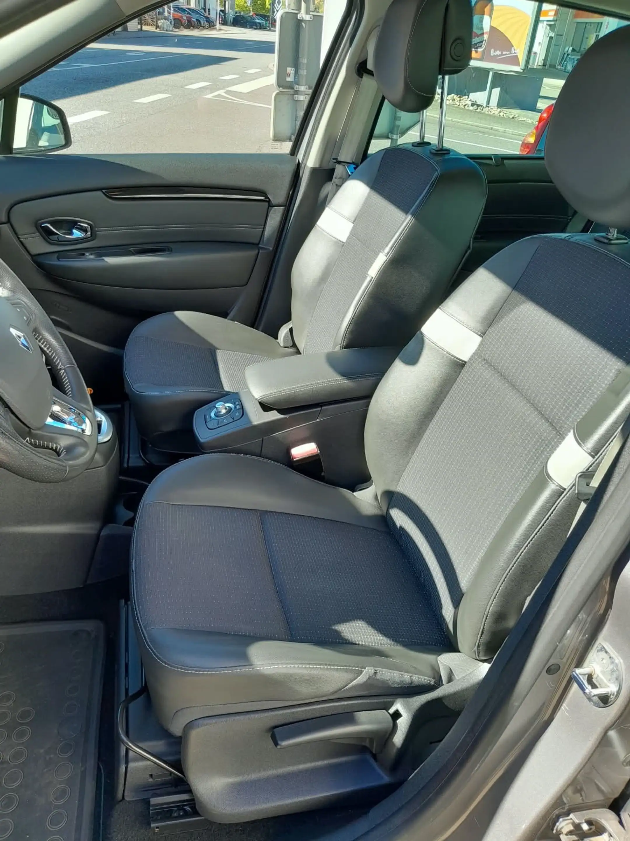 Renault Scenic Authentique 2.0dCi 150 FAP BOSE Edition Panoramada — photo 7