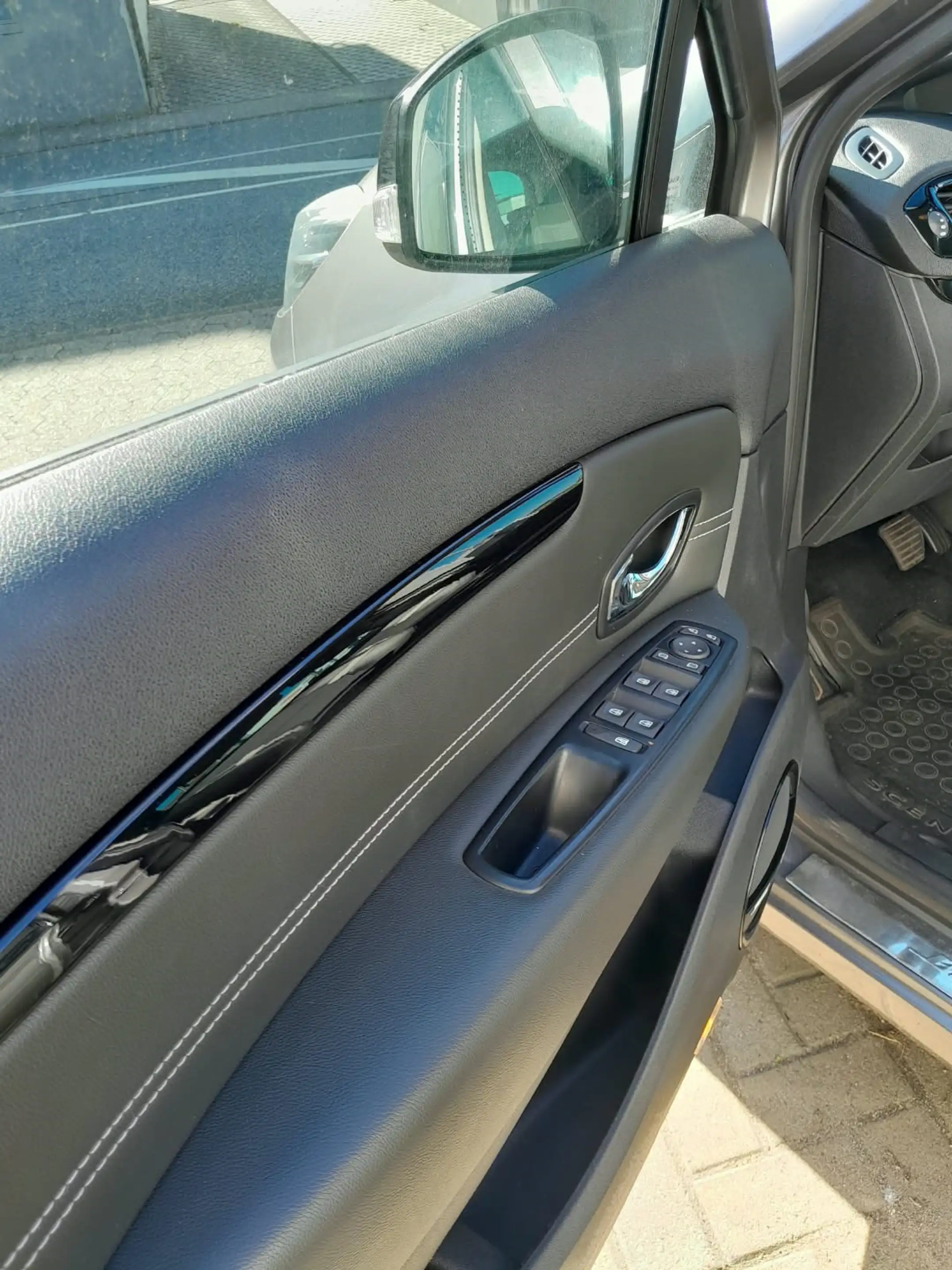 Renault Scenic Authentique 2.0dCi 150 FAP BOSE Edition Panoramada — photo 8