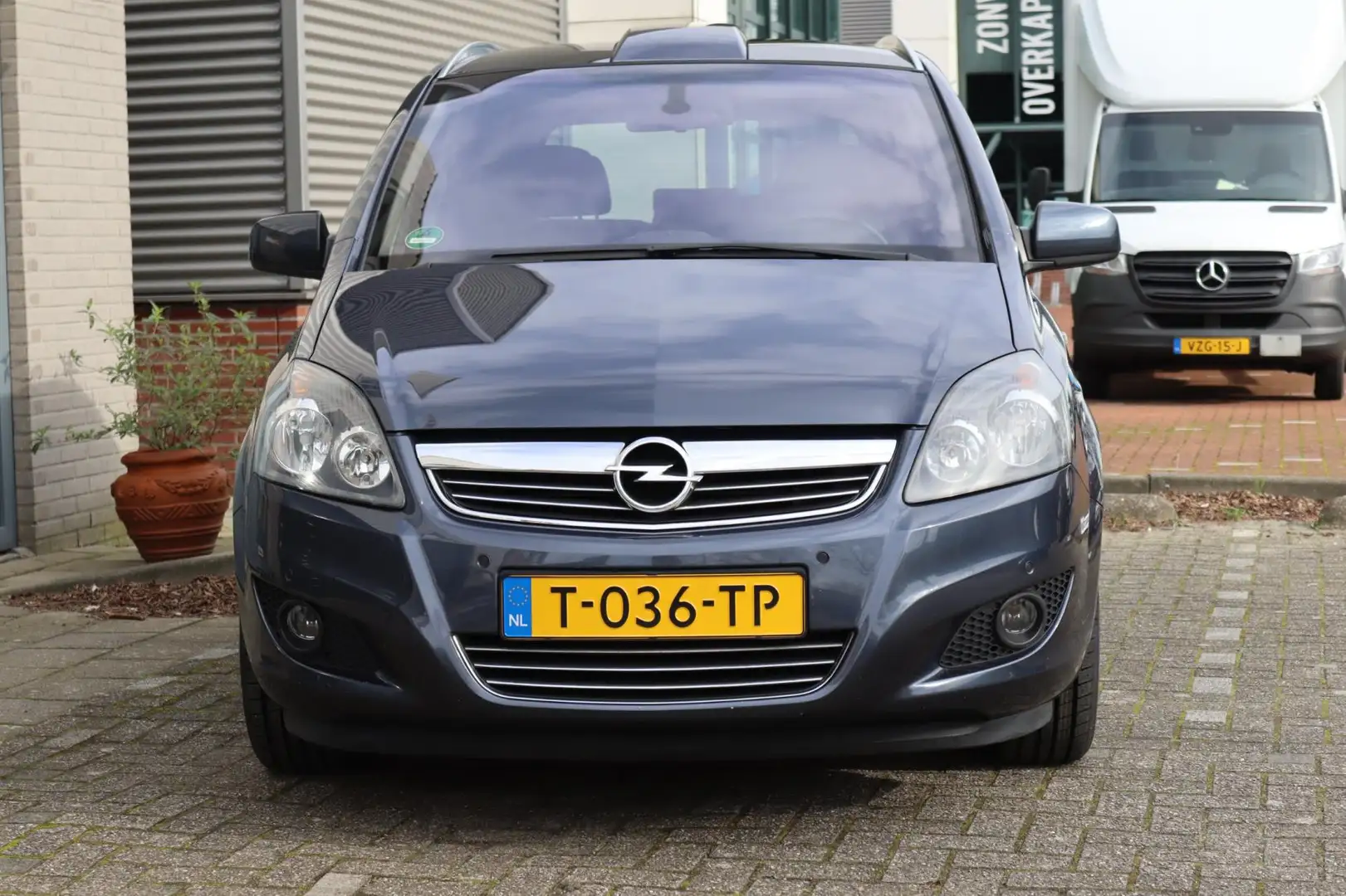 Opel Zafira 1.8 Cosmo | 7 persoons | trekhaak | Panoramadak | Blauw - 2