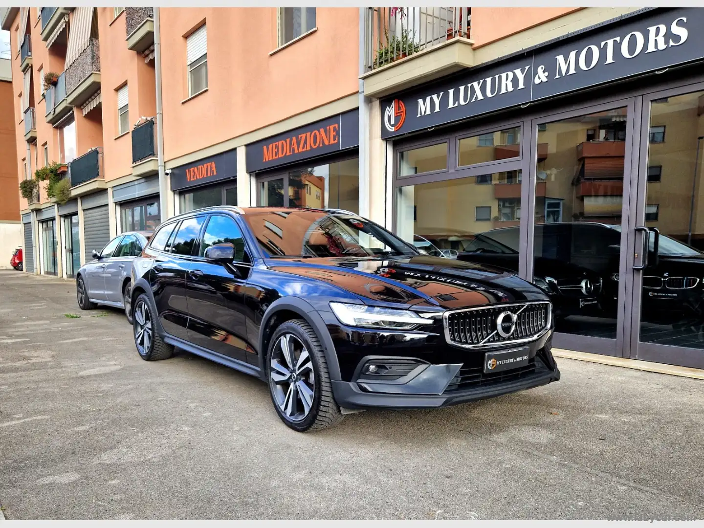 Volvo V60 Cross Country D4 AWD Geartronic Pro Nero - 1